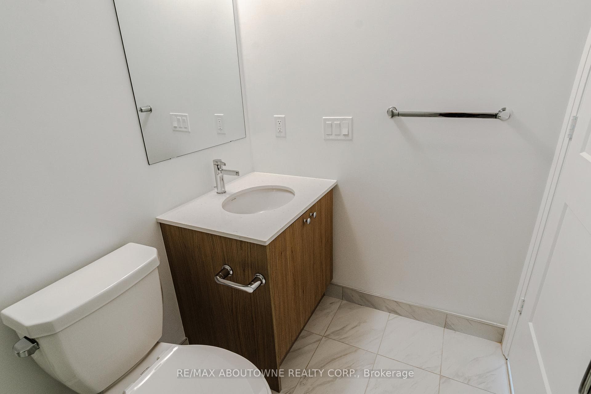 50 George Butchart Drive Unit 814 photo 19