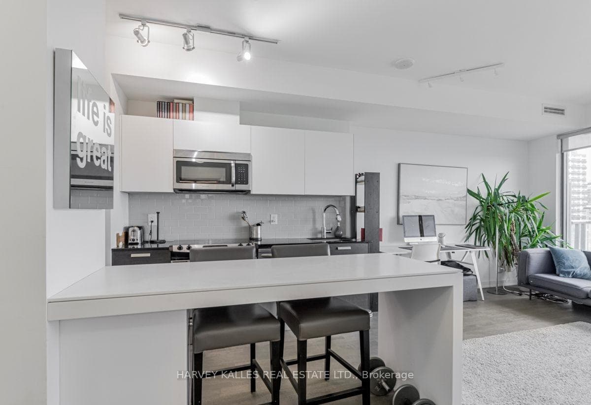 1815 Yonge Street Unit 1407 photo 6