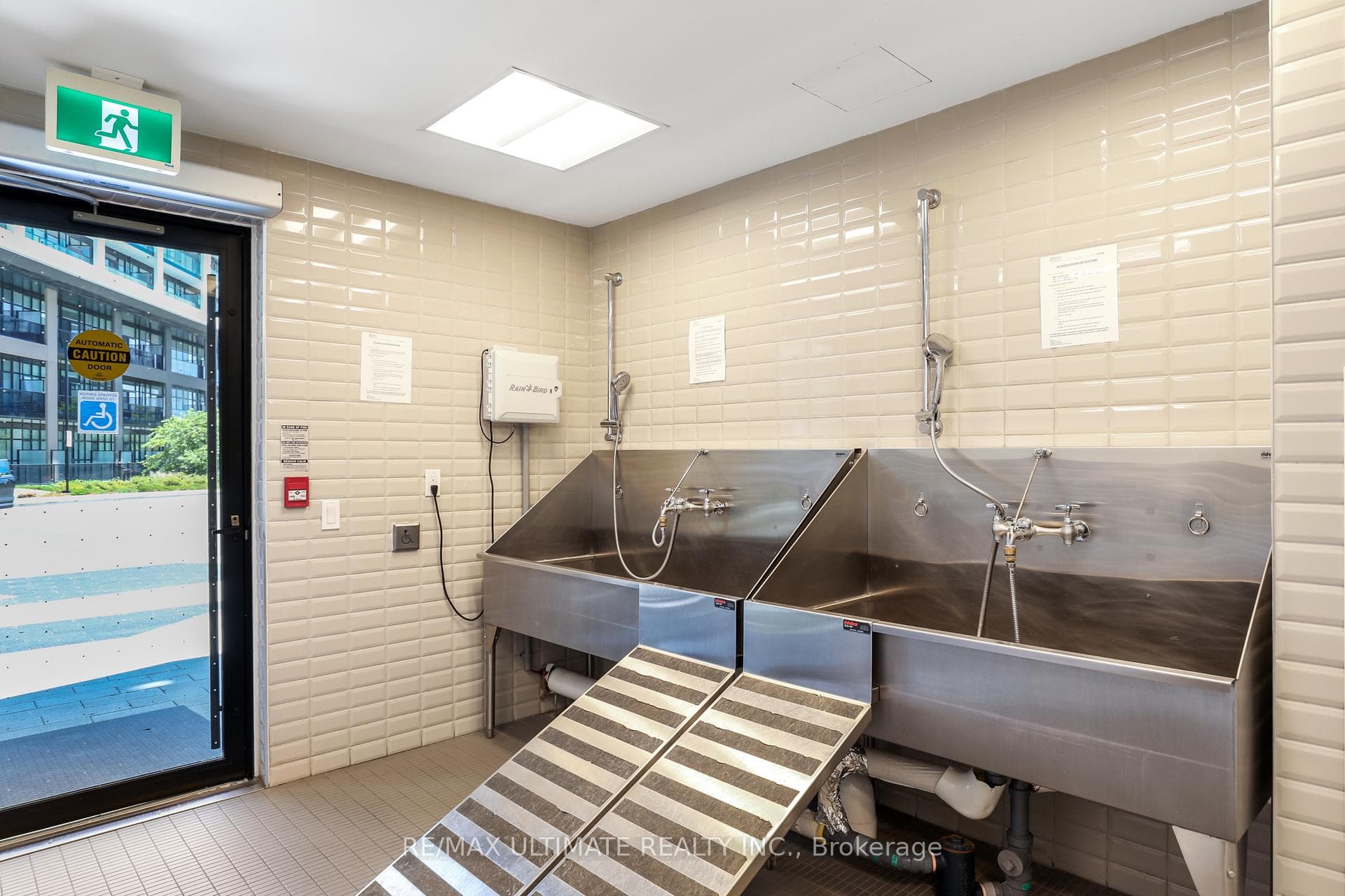 50 George Butchart Drive Unit 906 photo 29