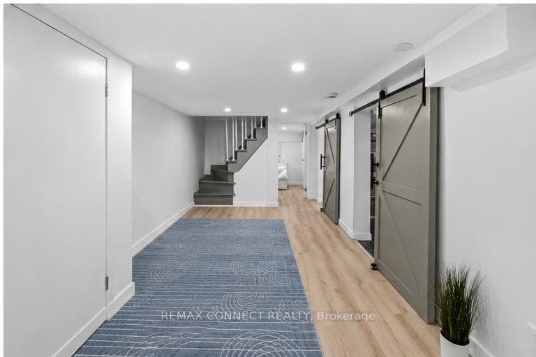 60 Woodbury Road photo 34