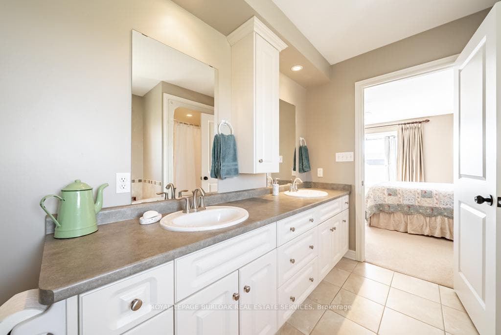 24 Lakeridge Boulevard photo 21