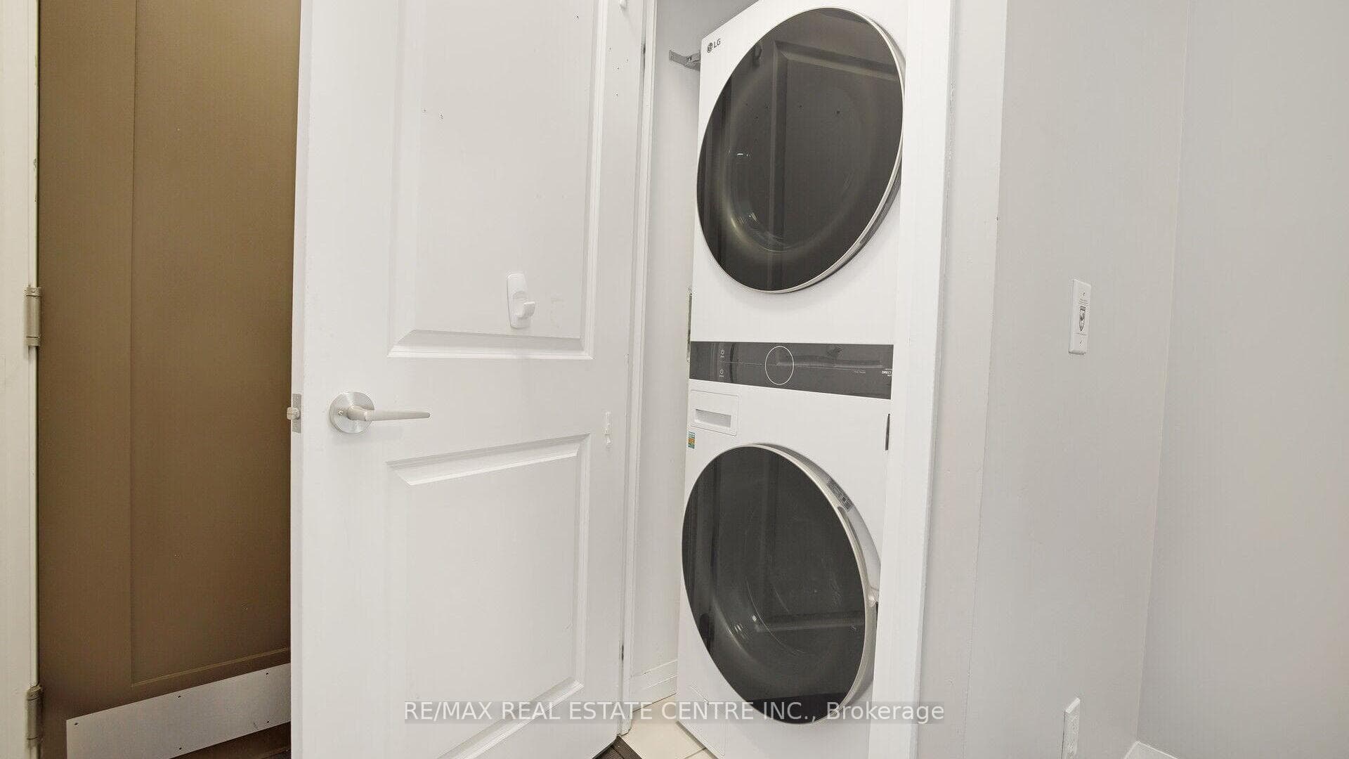 75 Eglinton Avenue Unit 902 photo 8