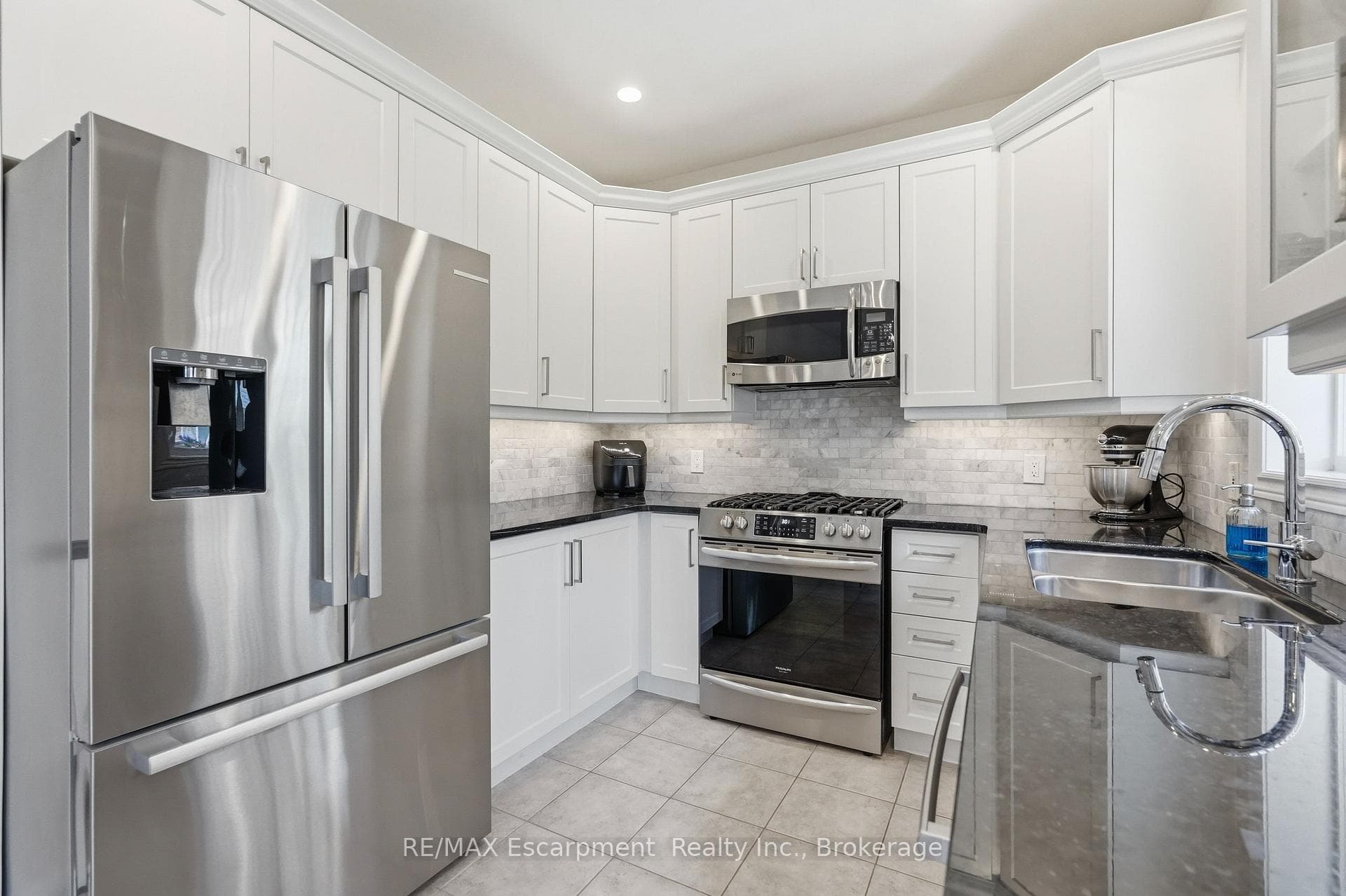 5216 Garland Crescent photo 15