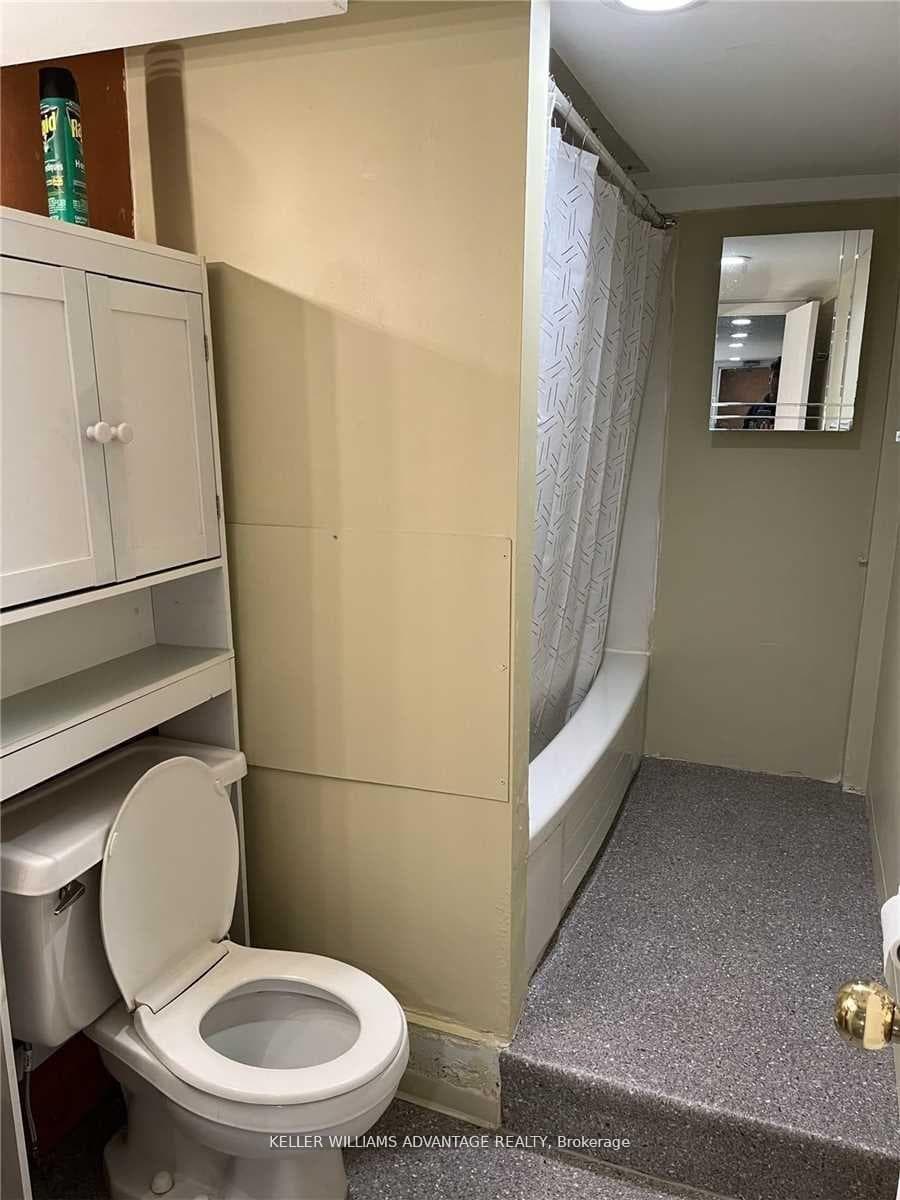 131 Monarch Park Avenue Unit Lower photo 8