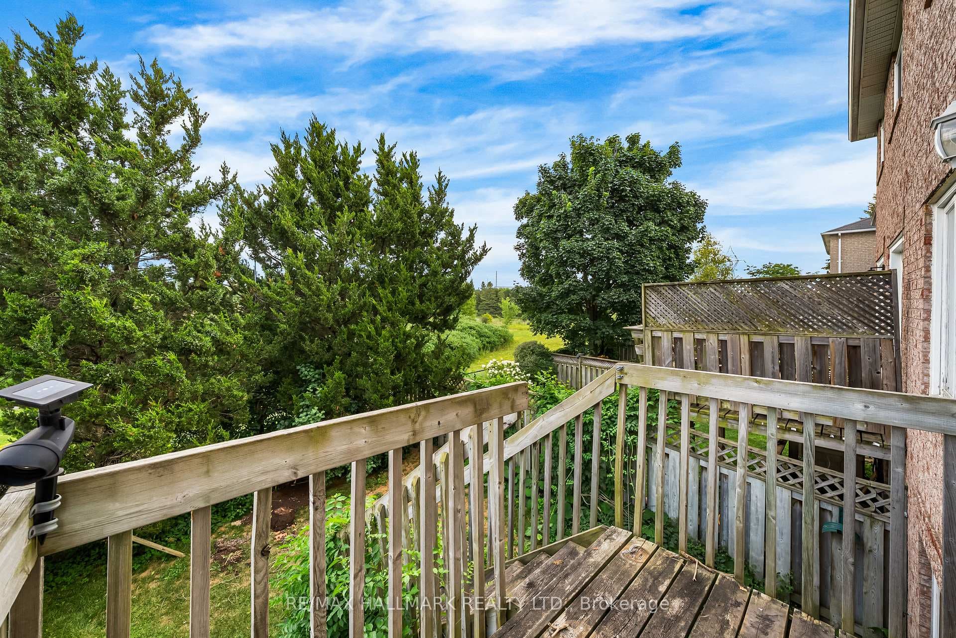 Backs onto Ravine/greenspace!