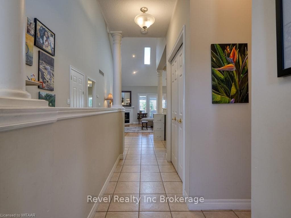 735 GARDEN COURT Crescent photo 3