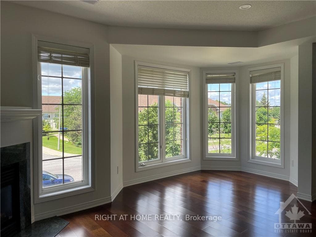 894 LONGFIELDS Drive photo 10
