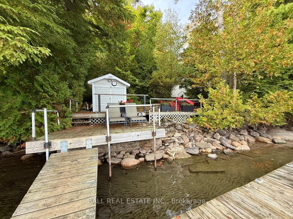 551 Renwick Road photo 5