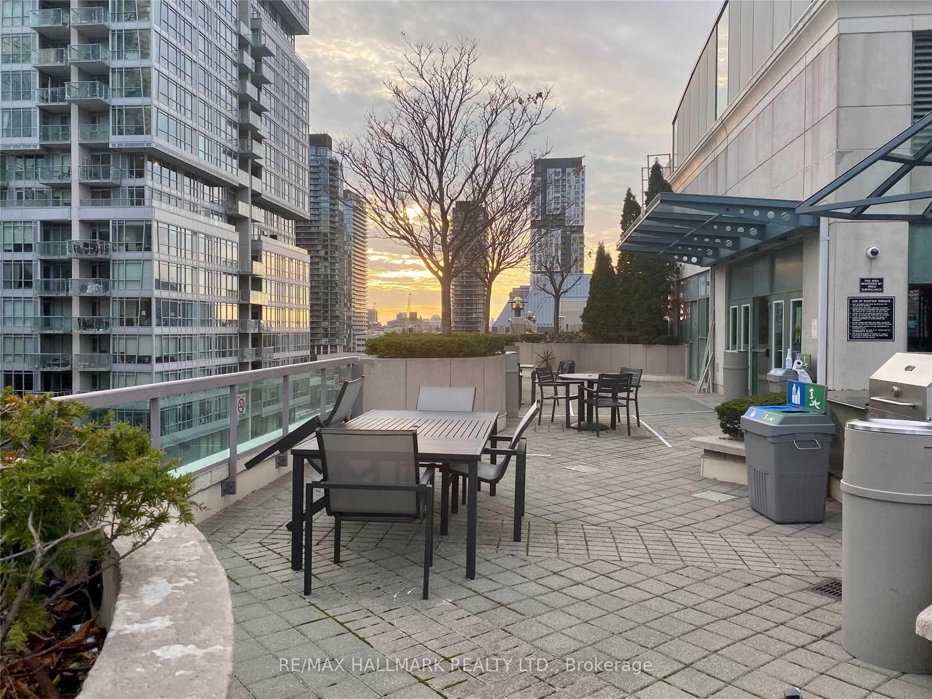 168 Simcoe Street Unit 1007 photo 10