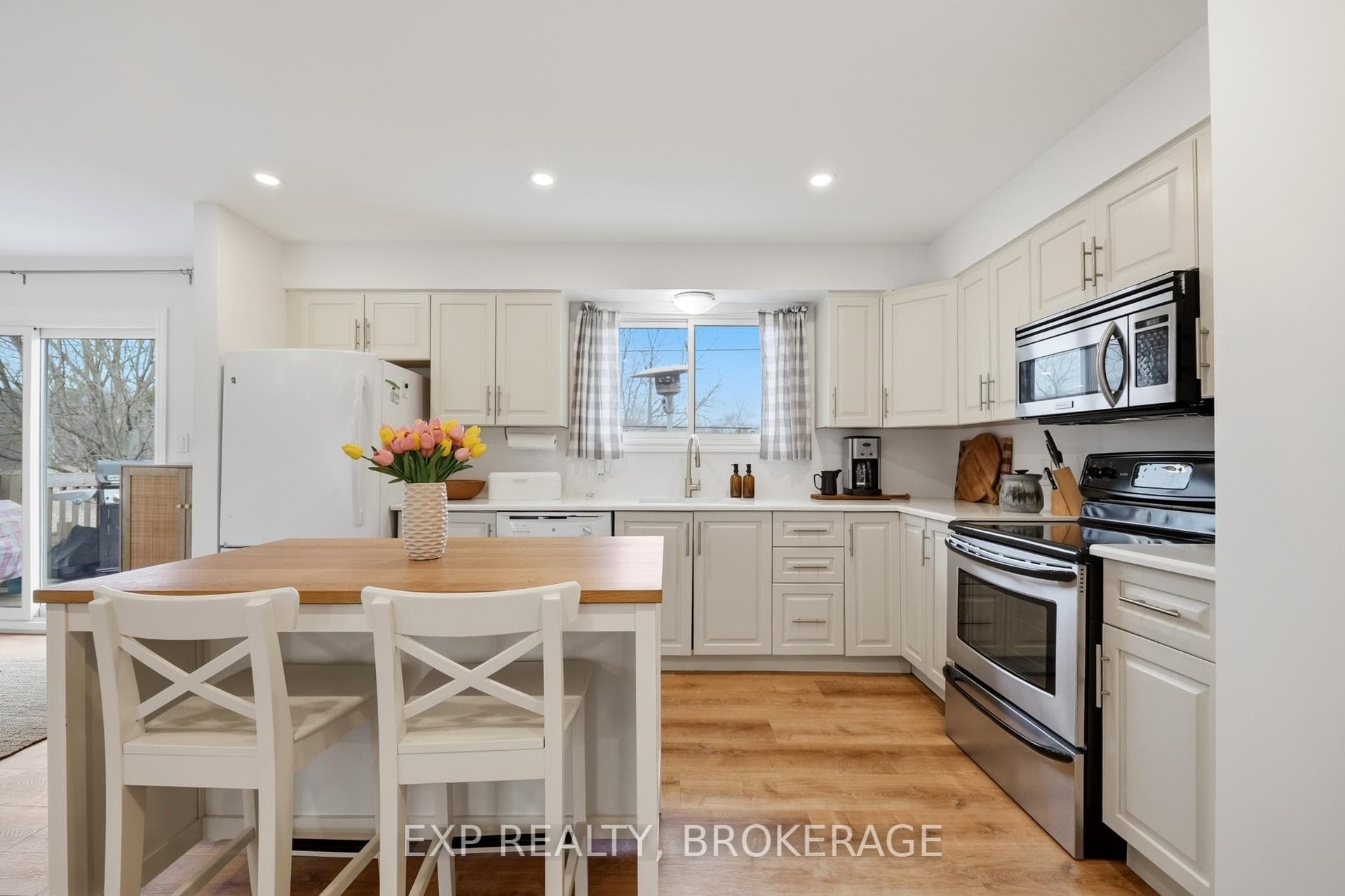 789 Aylmer Crescent photo 11