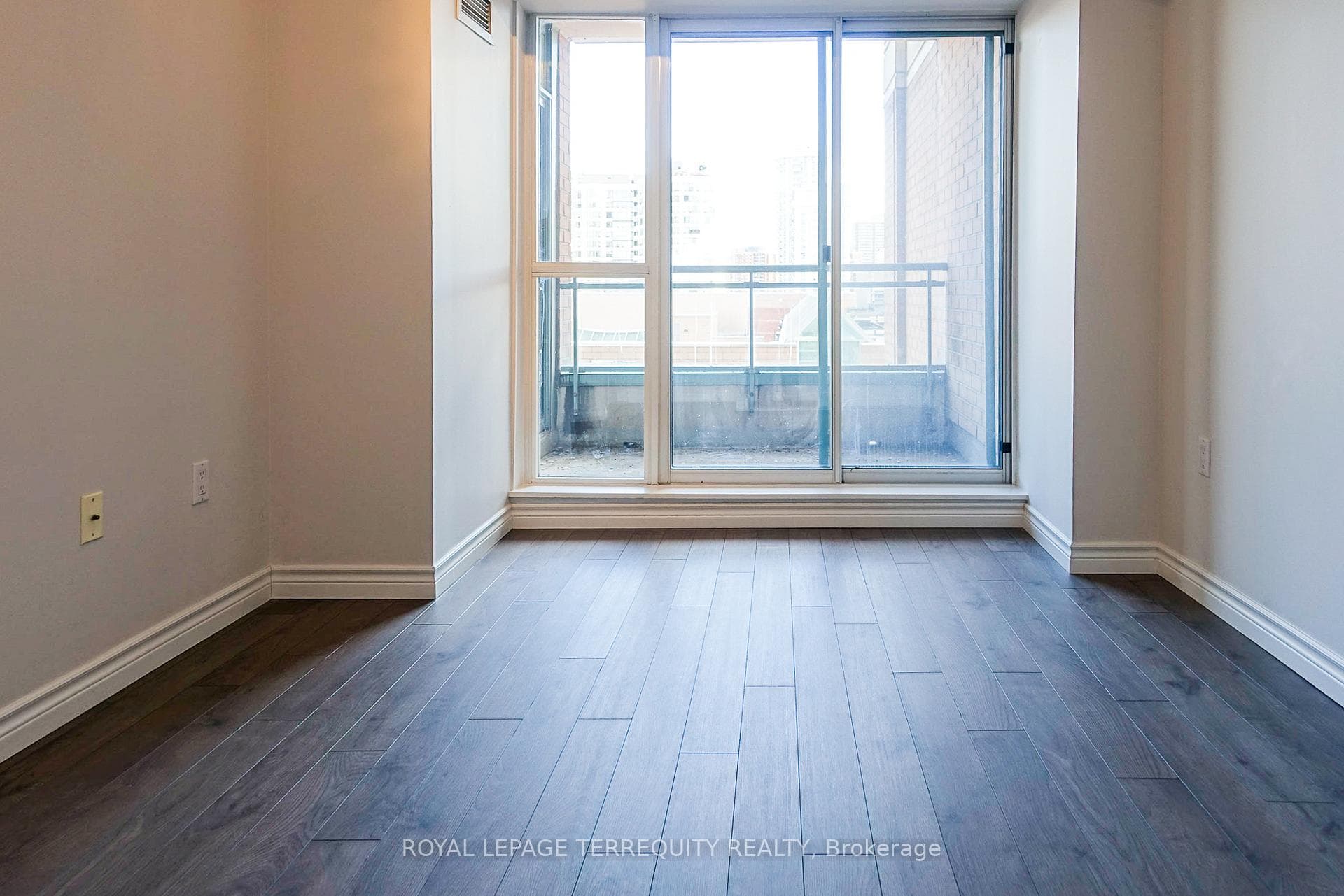 887 Bay Street Unit 702 photo 10