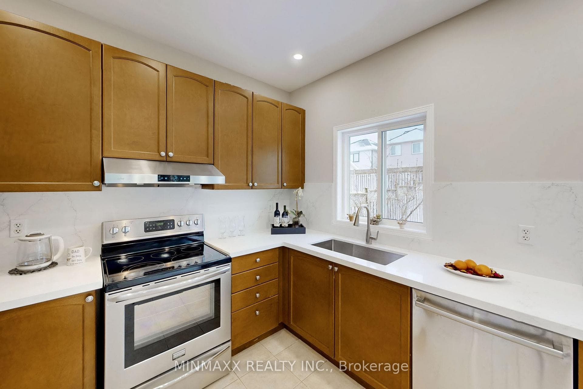 1081 Holdsworth Crescent photo 15