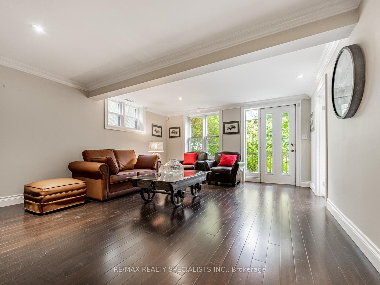 WALKOUT BASEMENT FAMILY ROOM