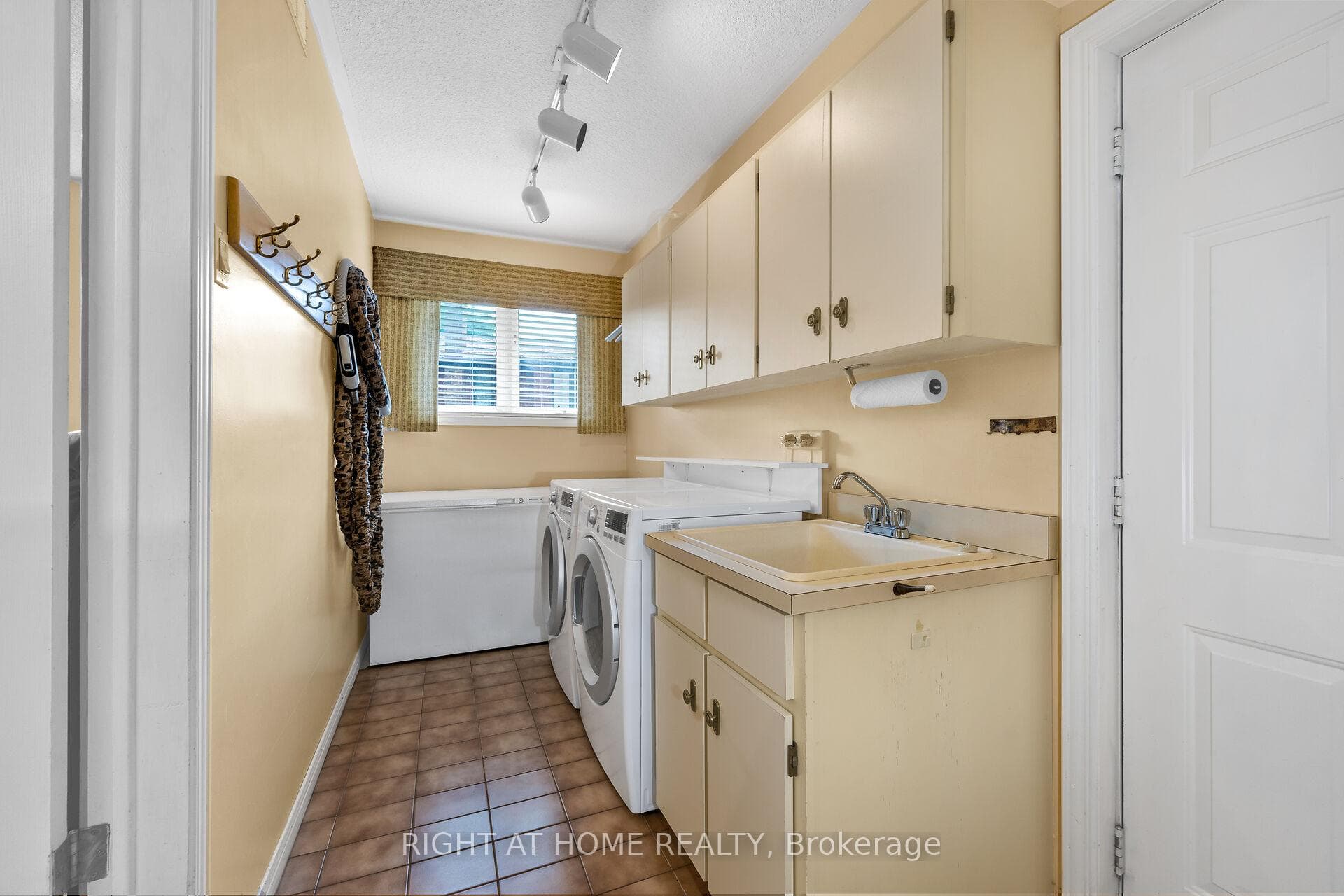 33 Walnut Drive photo 25