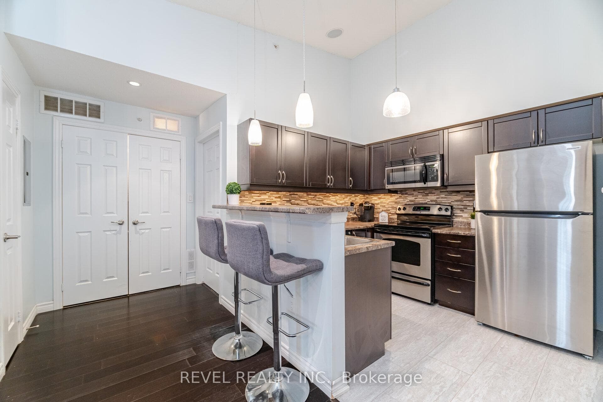 Look how high those ceilings are!