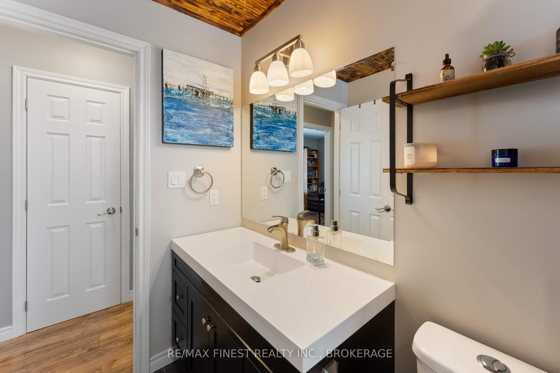 111 Manitou Crescent photo 14