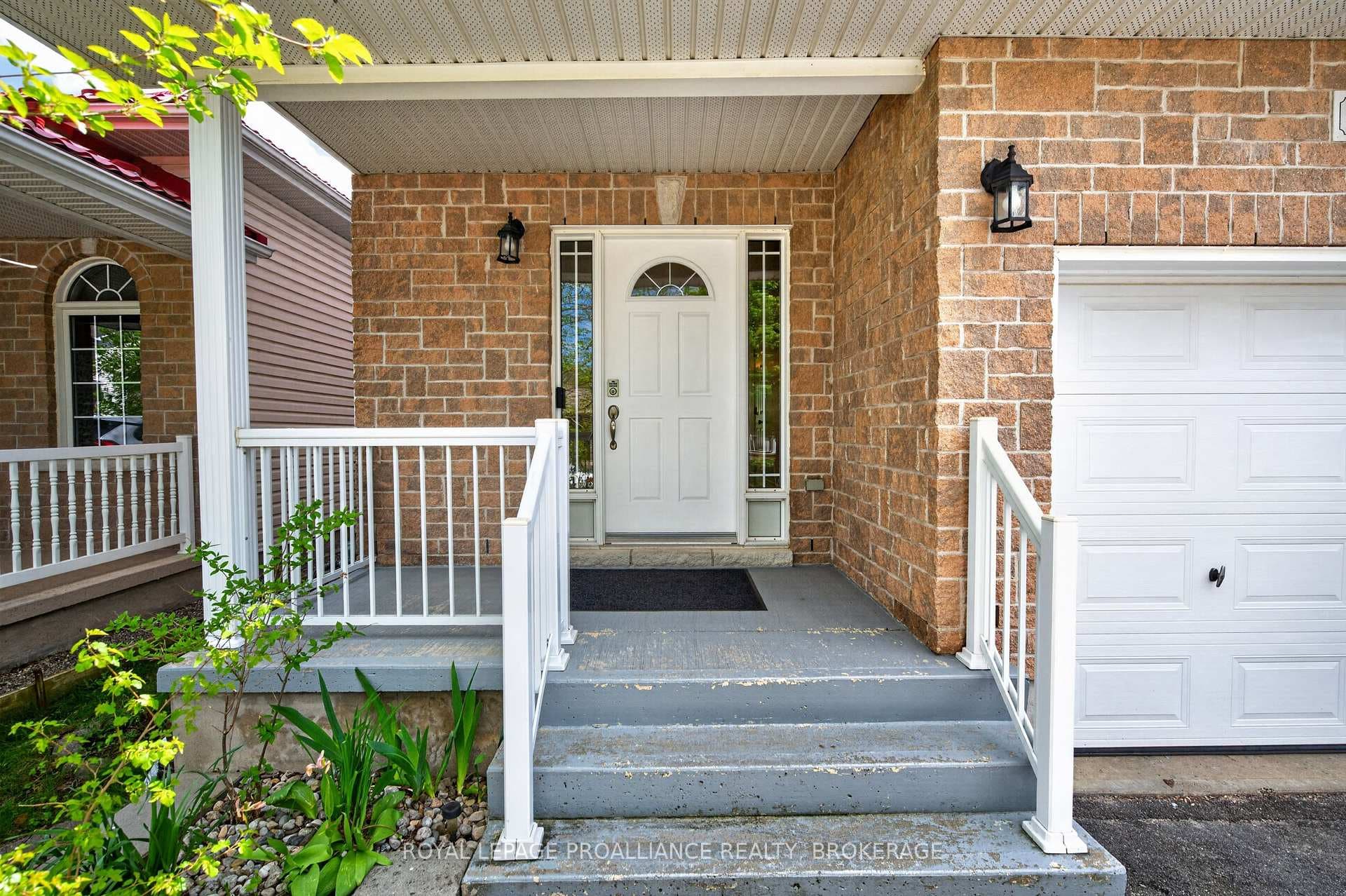 435 Maureen Street photo 2
