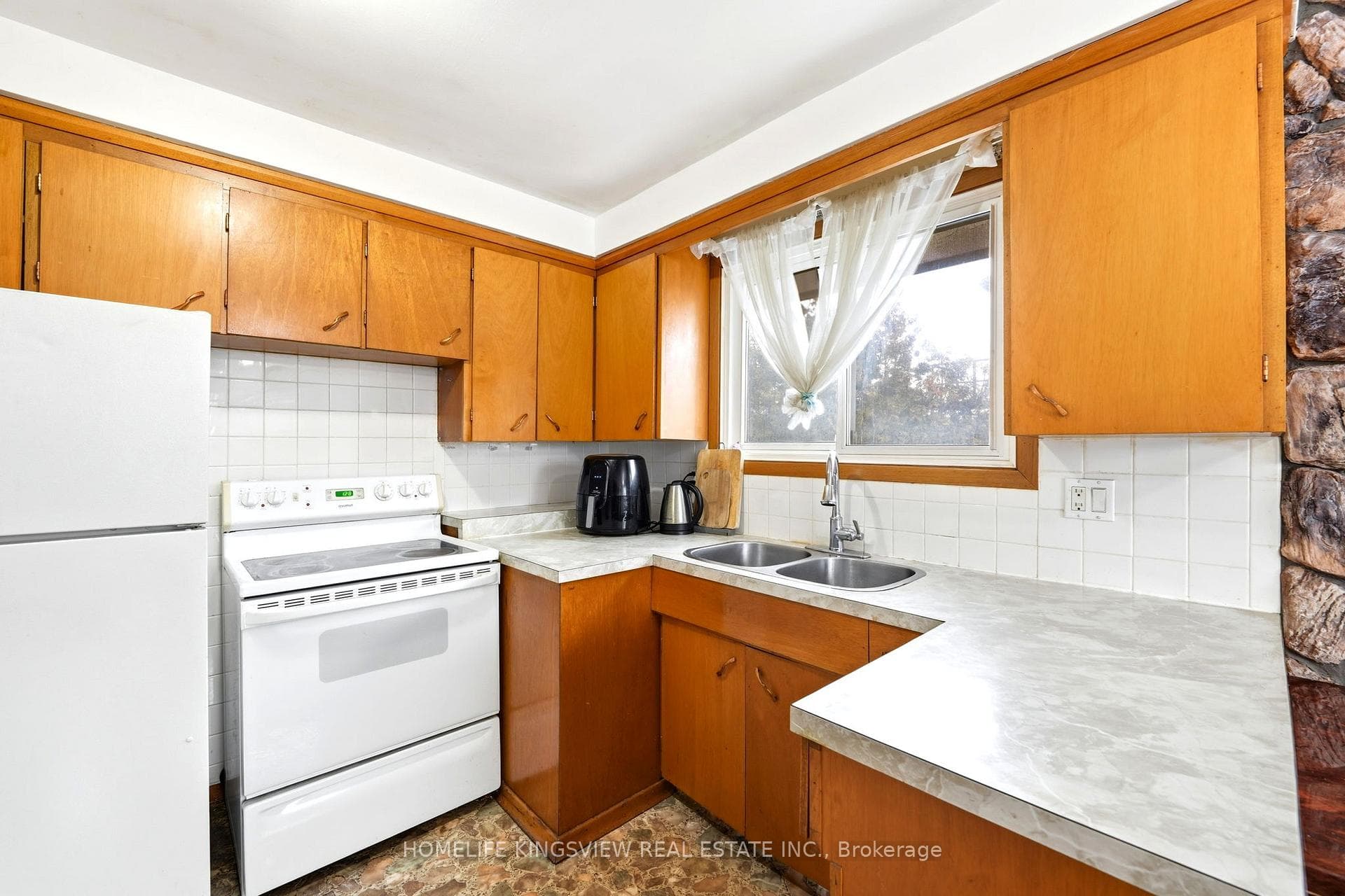 656 Athol Street photo 7