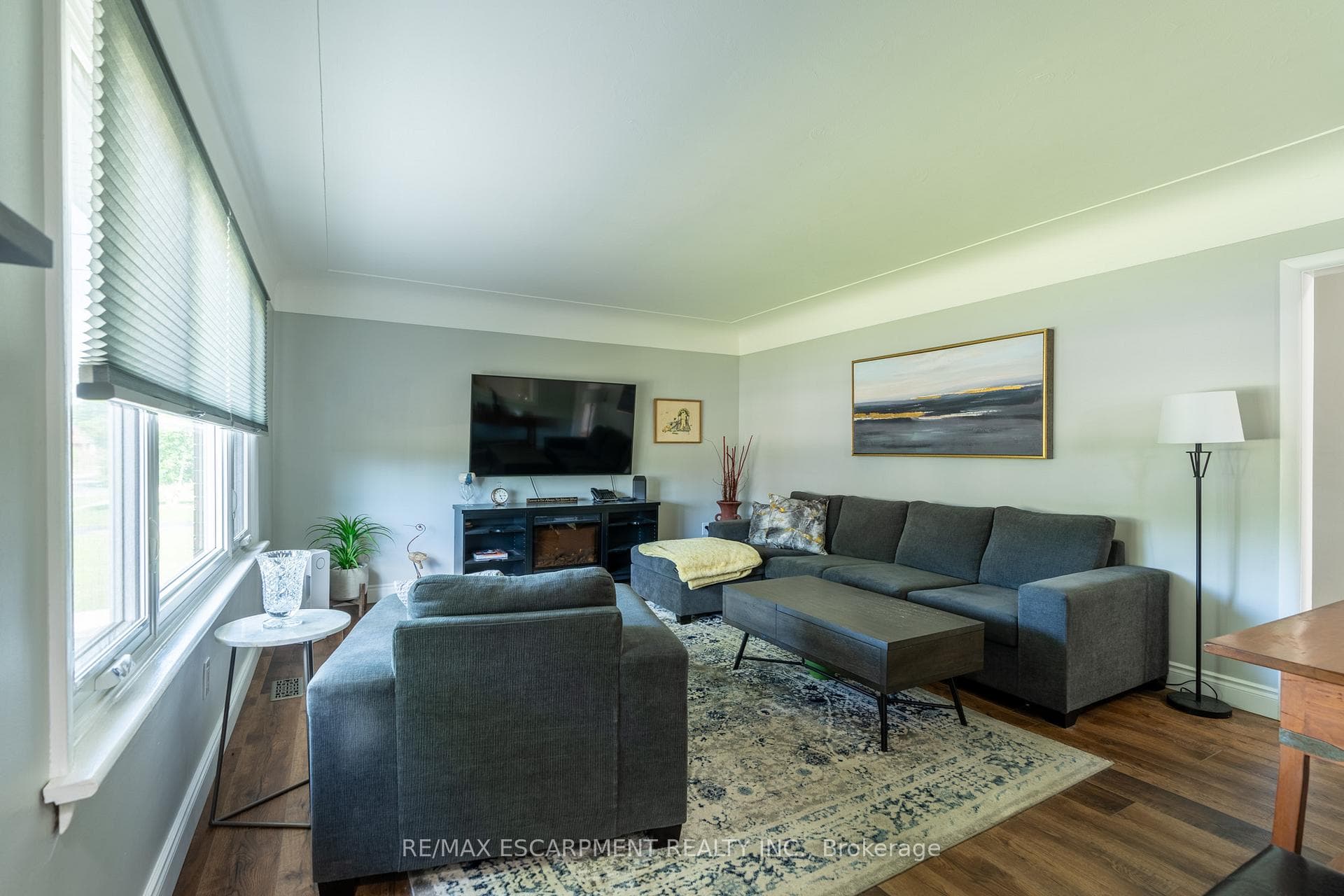 914 Brucedale Avenue photo 4