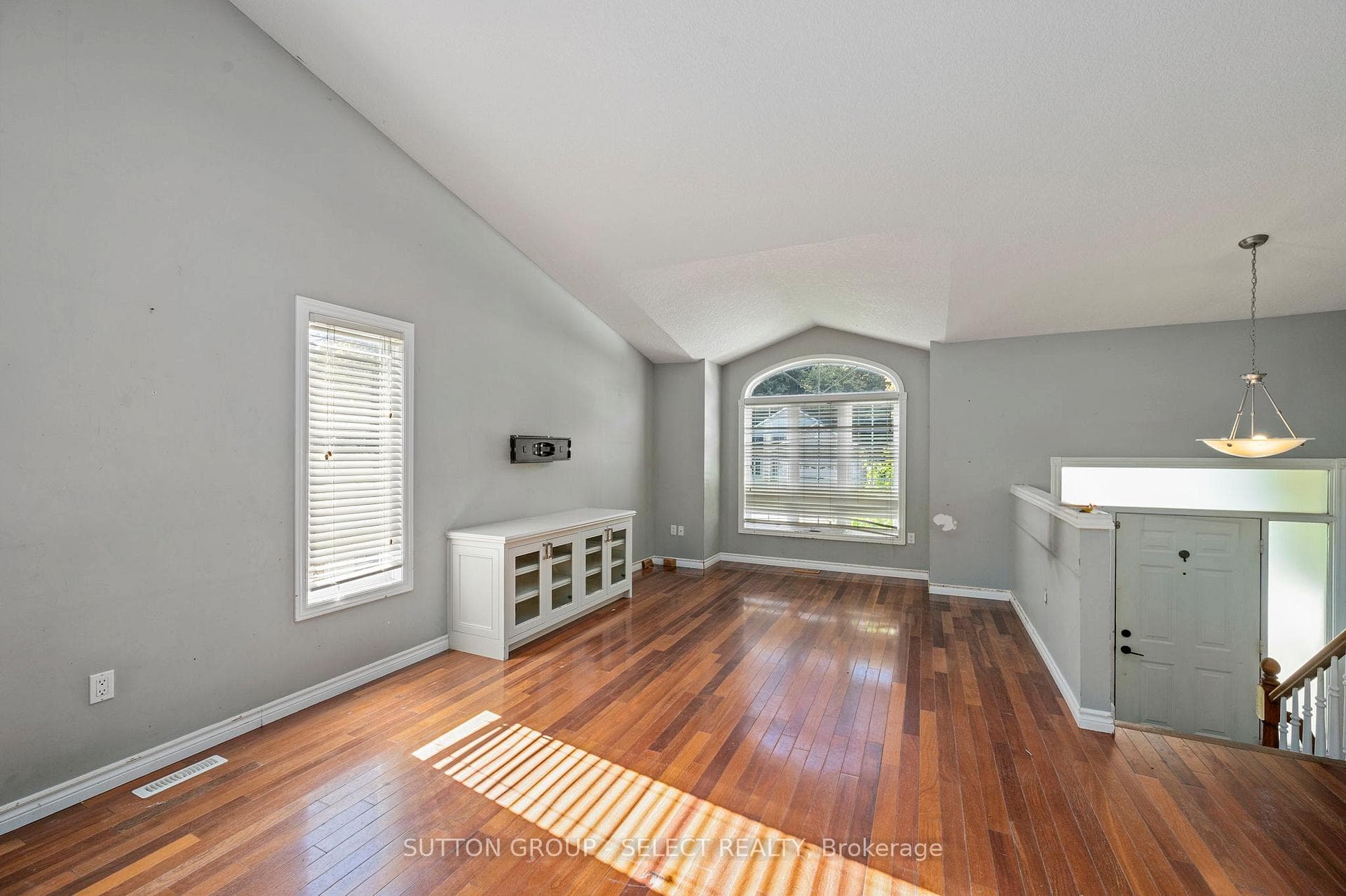 115 BRIDLE Path photo 5