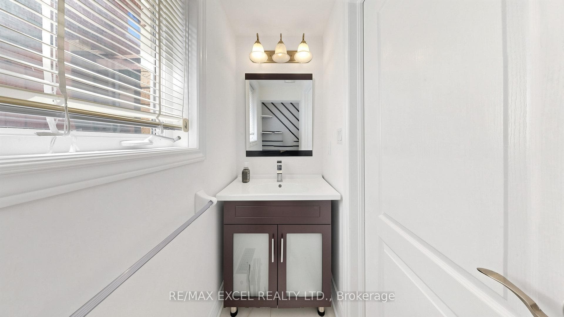 1062 Blackhall Crescent photo 24