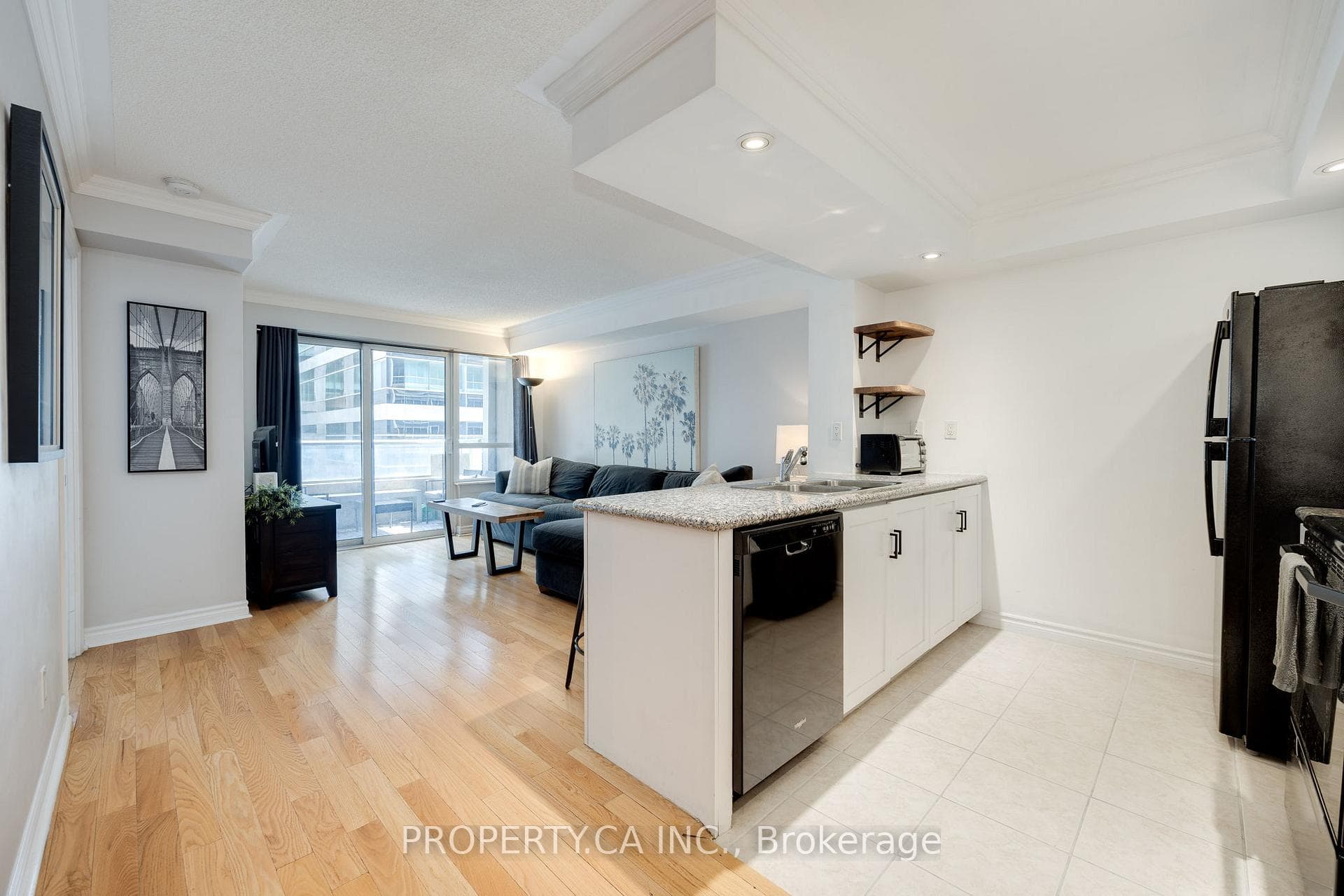 270 Wellington Street Unit 1011 photo 4