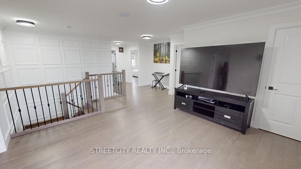 1460 MEDWAY PARK Drive photo 18