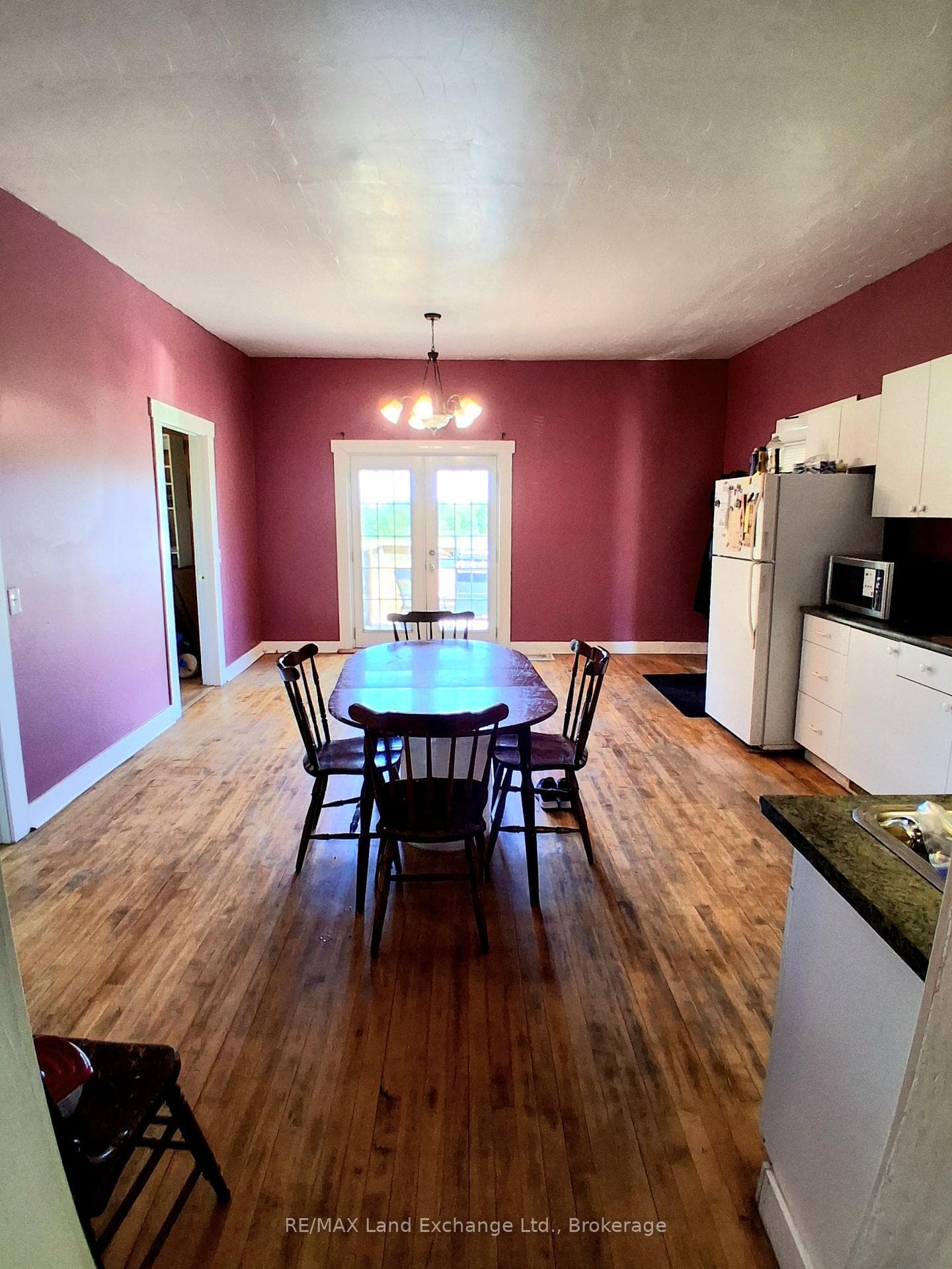 eat-in kitchen