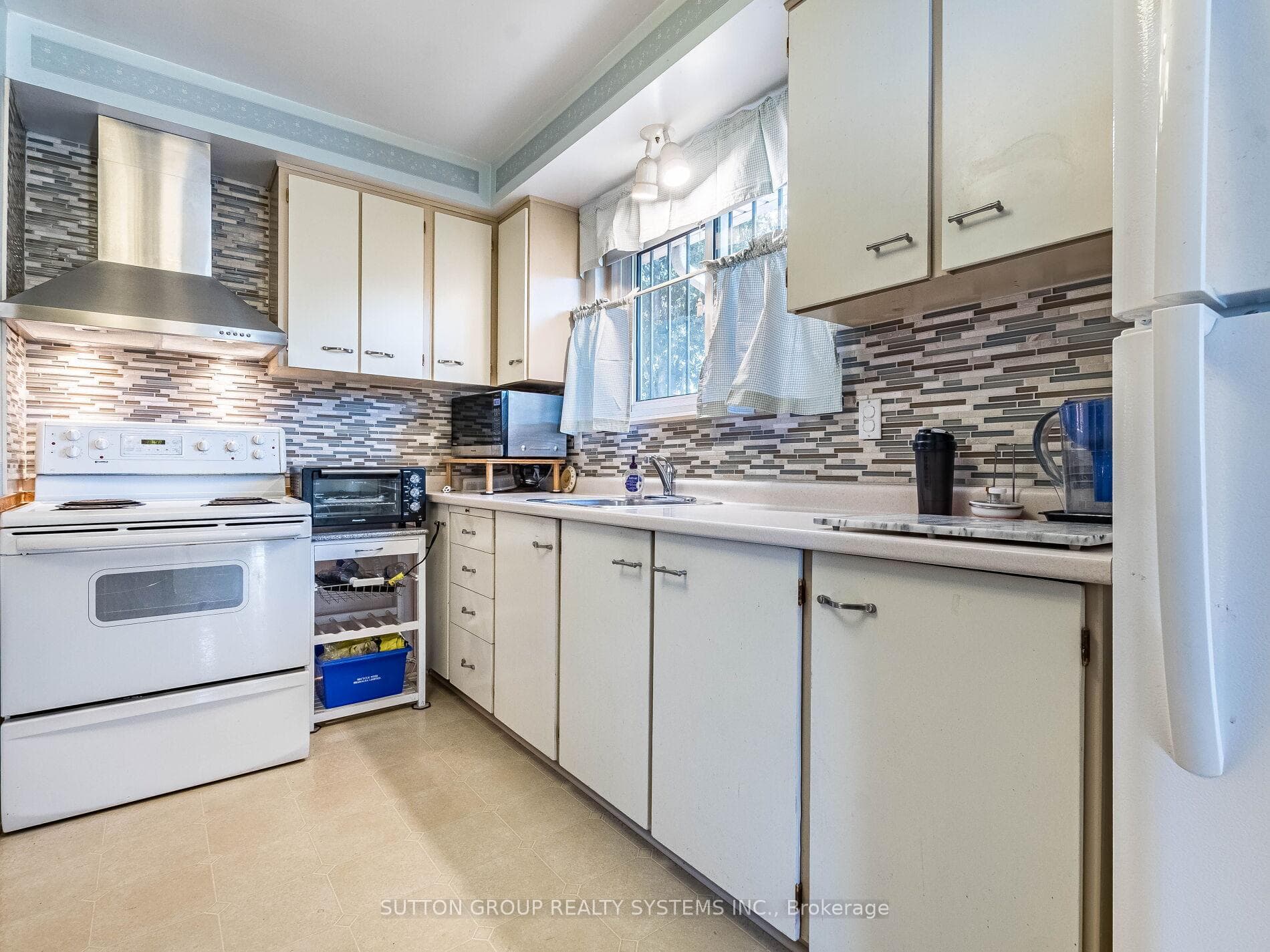 8 Dearbourne Boulevard photo 27