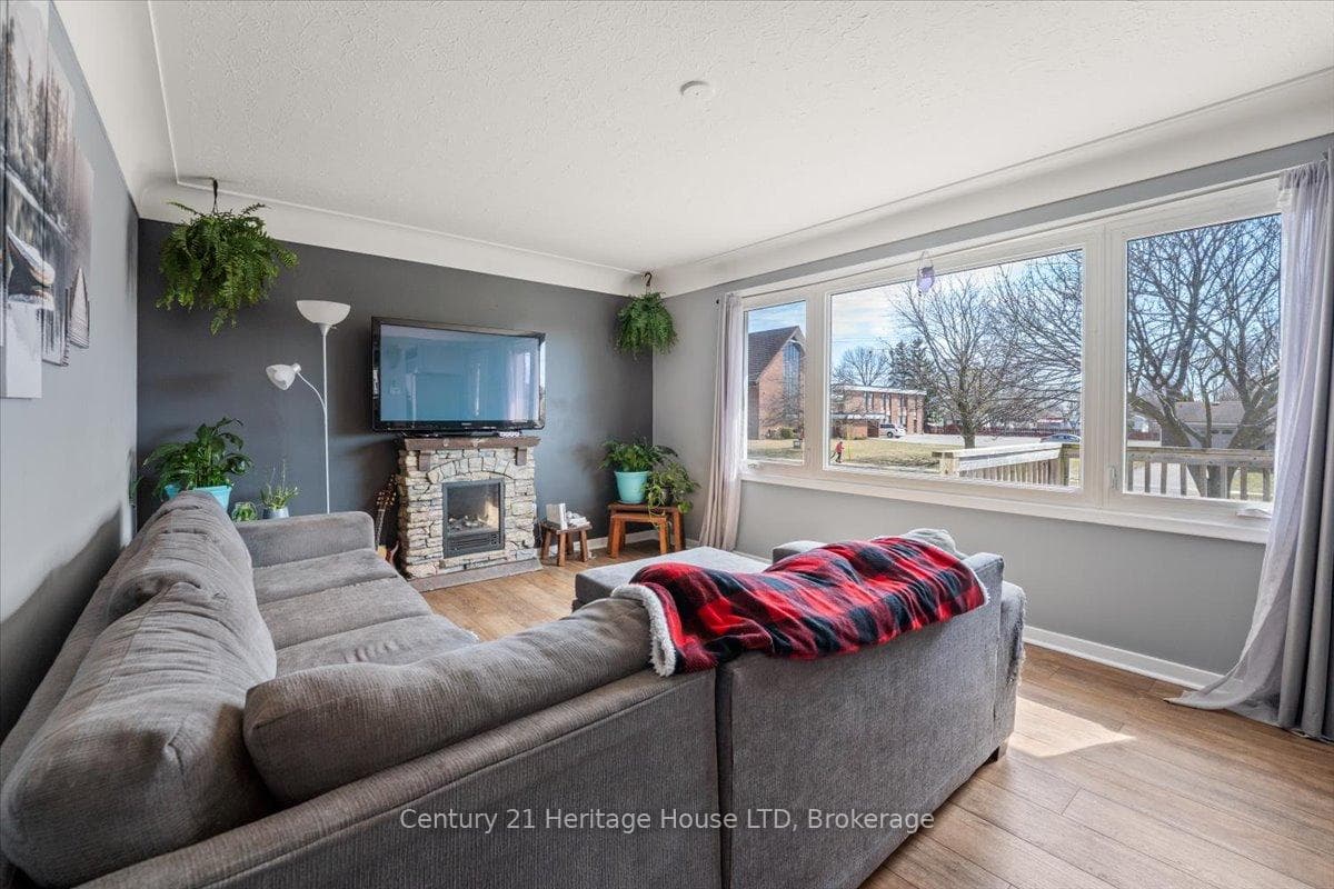519 Clarence Street photo 6