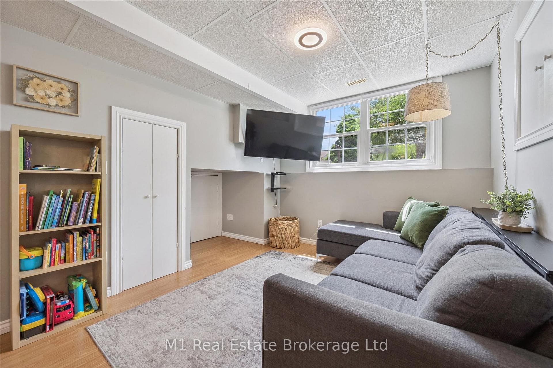 584 Mctavish Street photo 22
