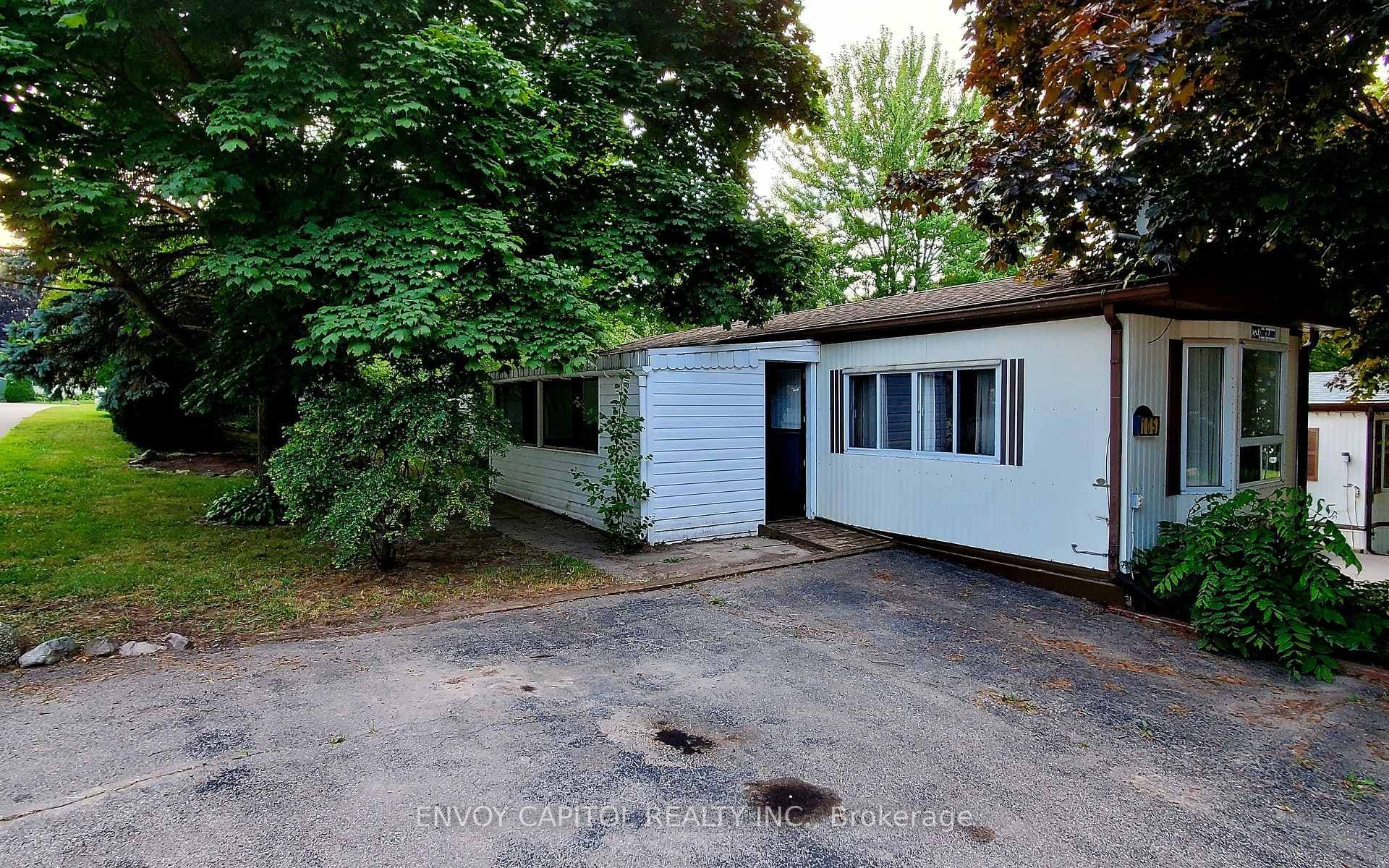 105 Maple Crescent photo 2
