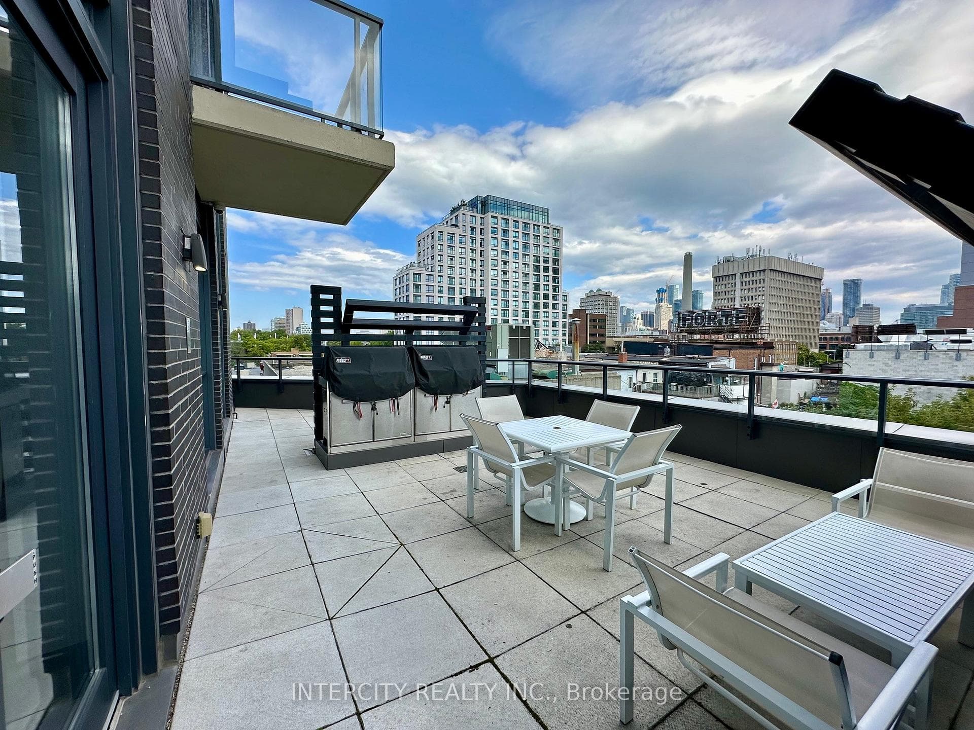 297 College Street Unit 820 photo 16