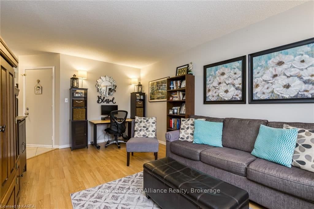 1258 BRACKENWOOD Crescent photo 4