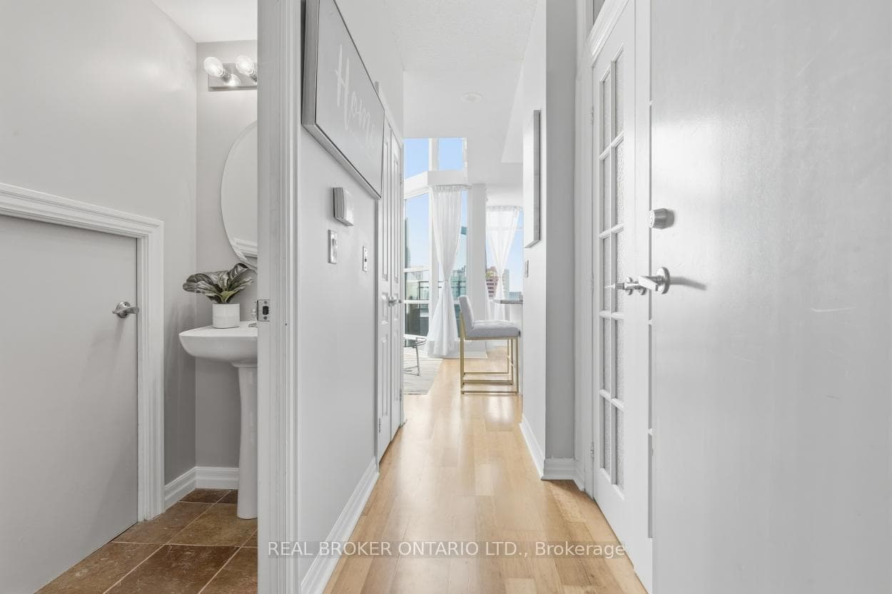 220 Burnhamthorpe Road Unit 903 photo 16