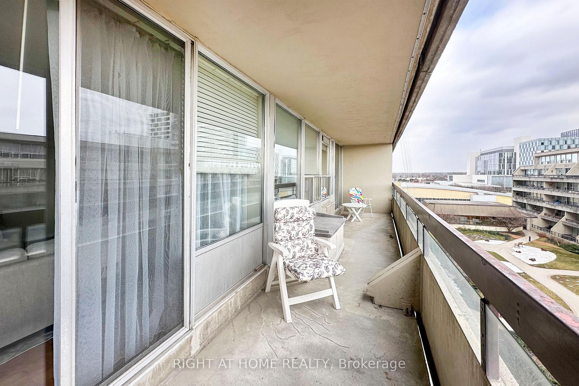 Full length Balcony/south-facing