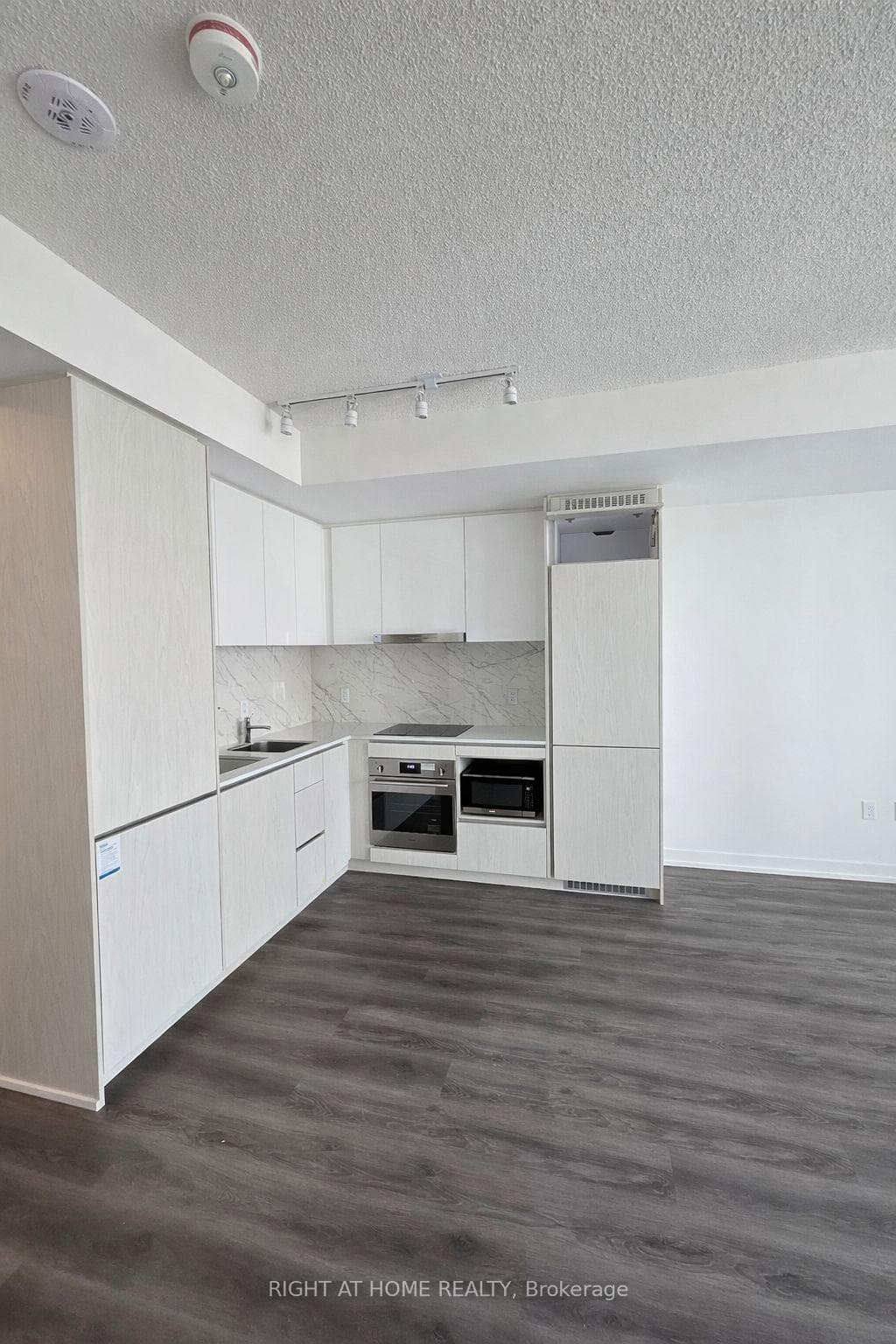 28 Interchange Way Unit 3903 photo 5