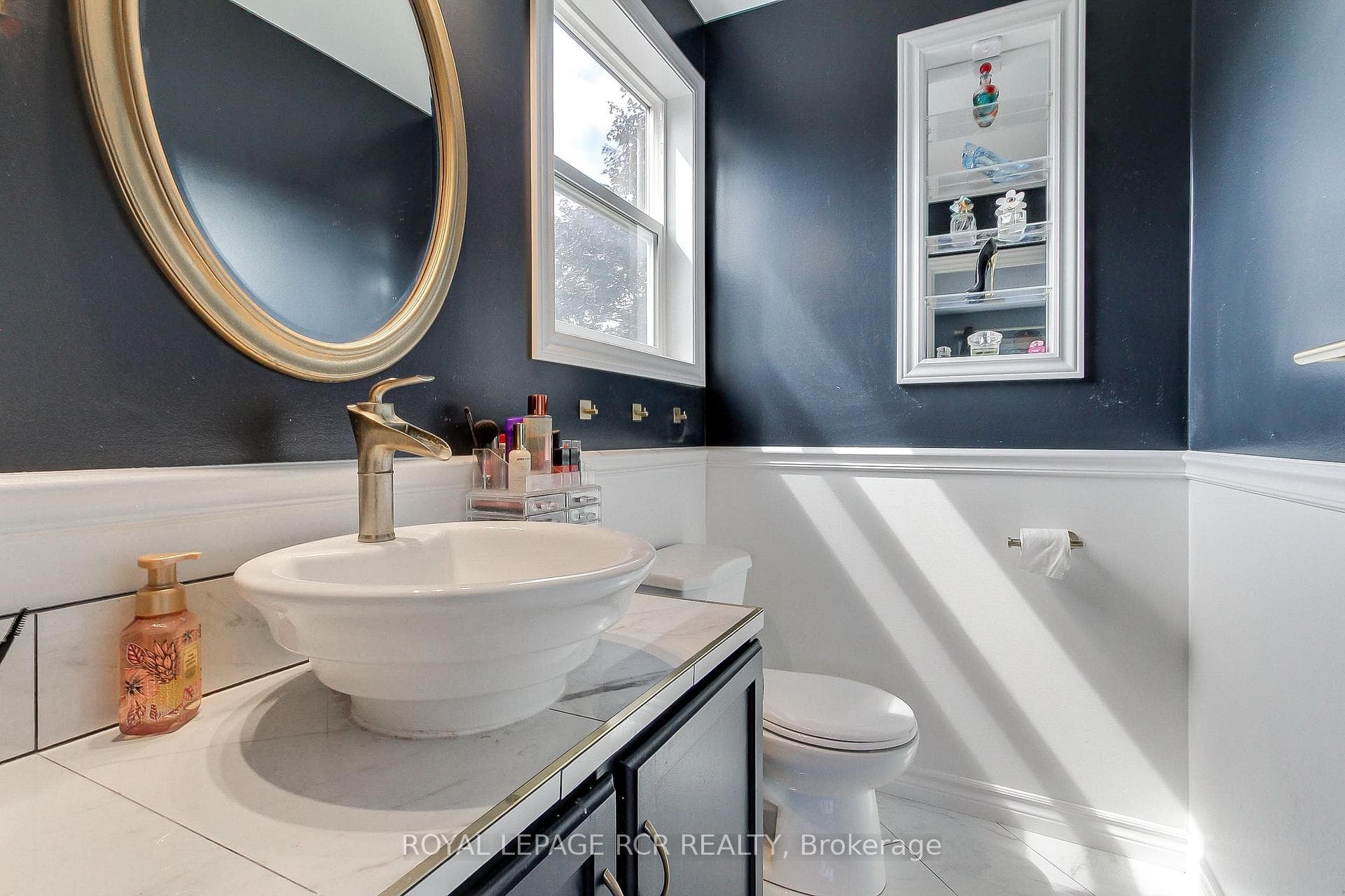 228 Collings Avenue photo 22