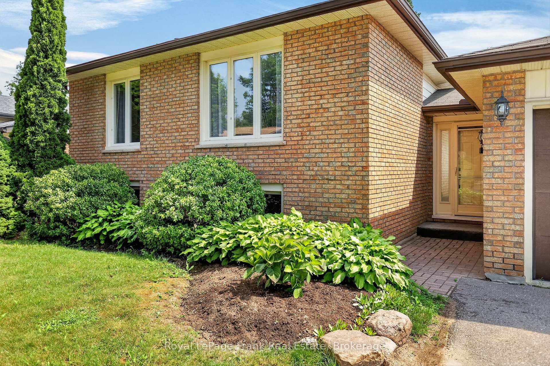 1717 Woodgrove Crescent photo 4