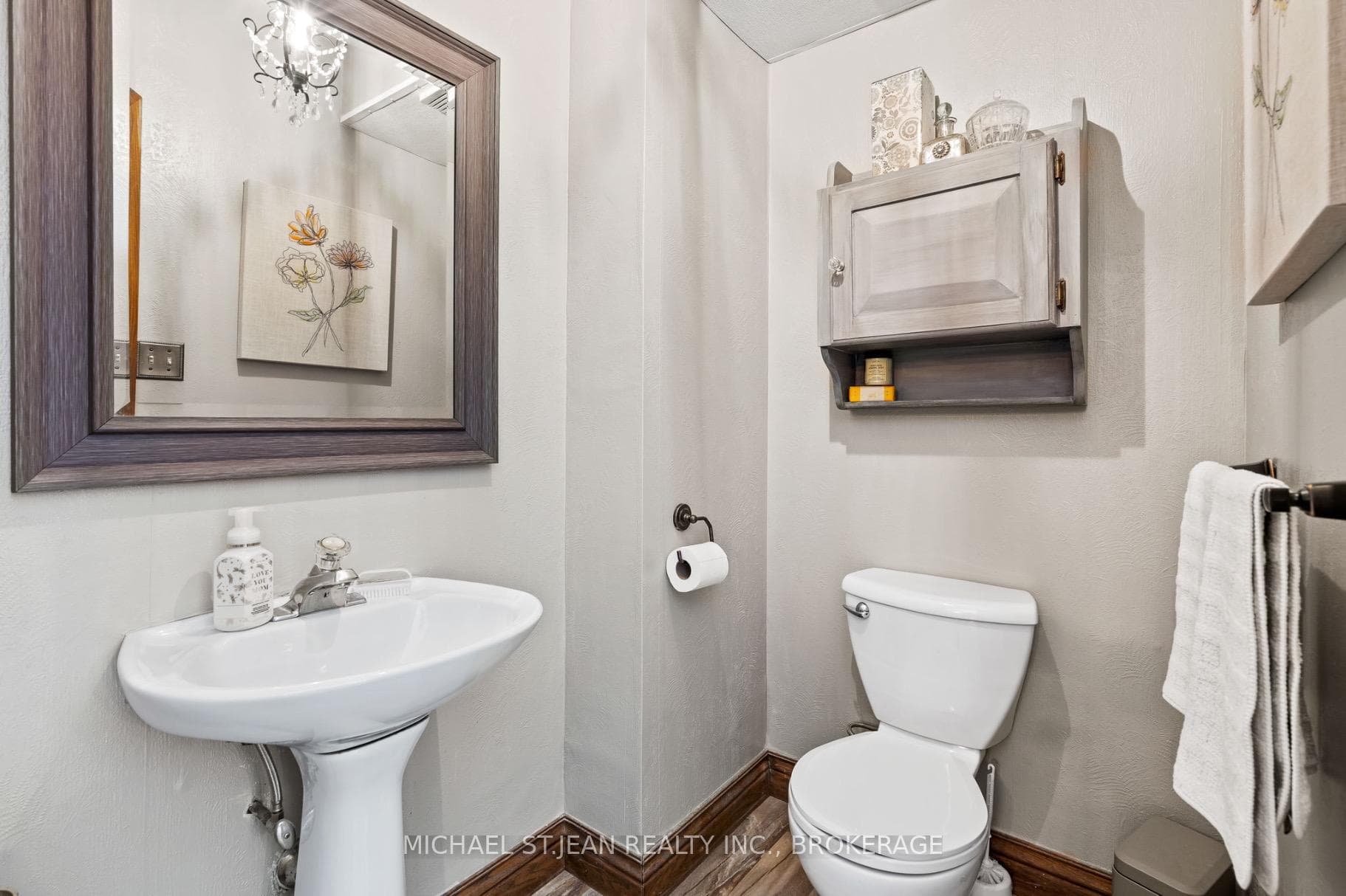 369 Queenston Street photo 17
