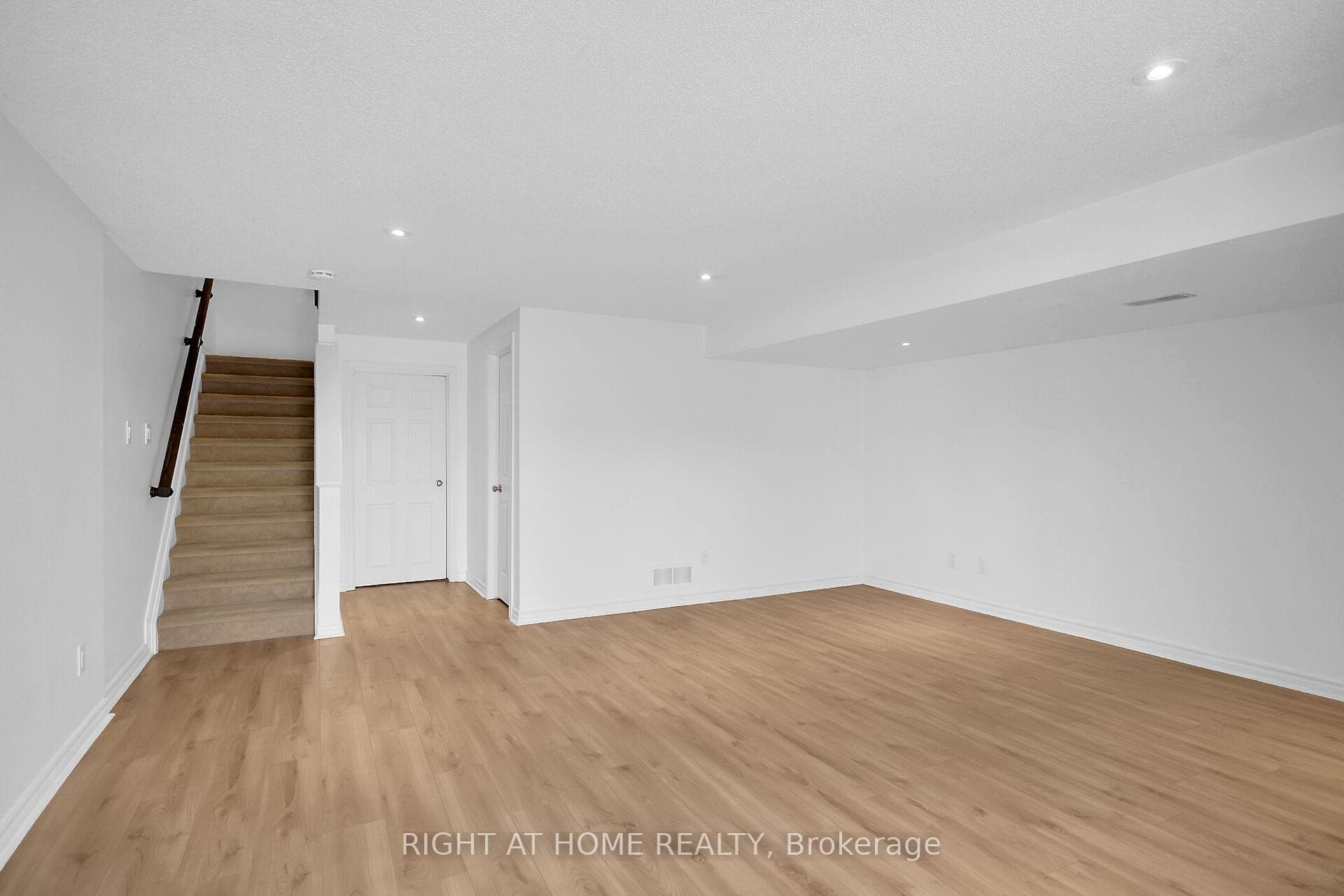 1056 Ottenbrite Crescent photo 33