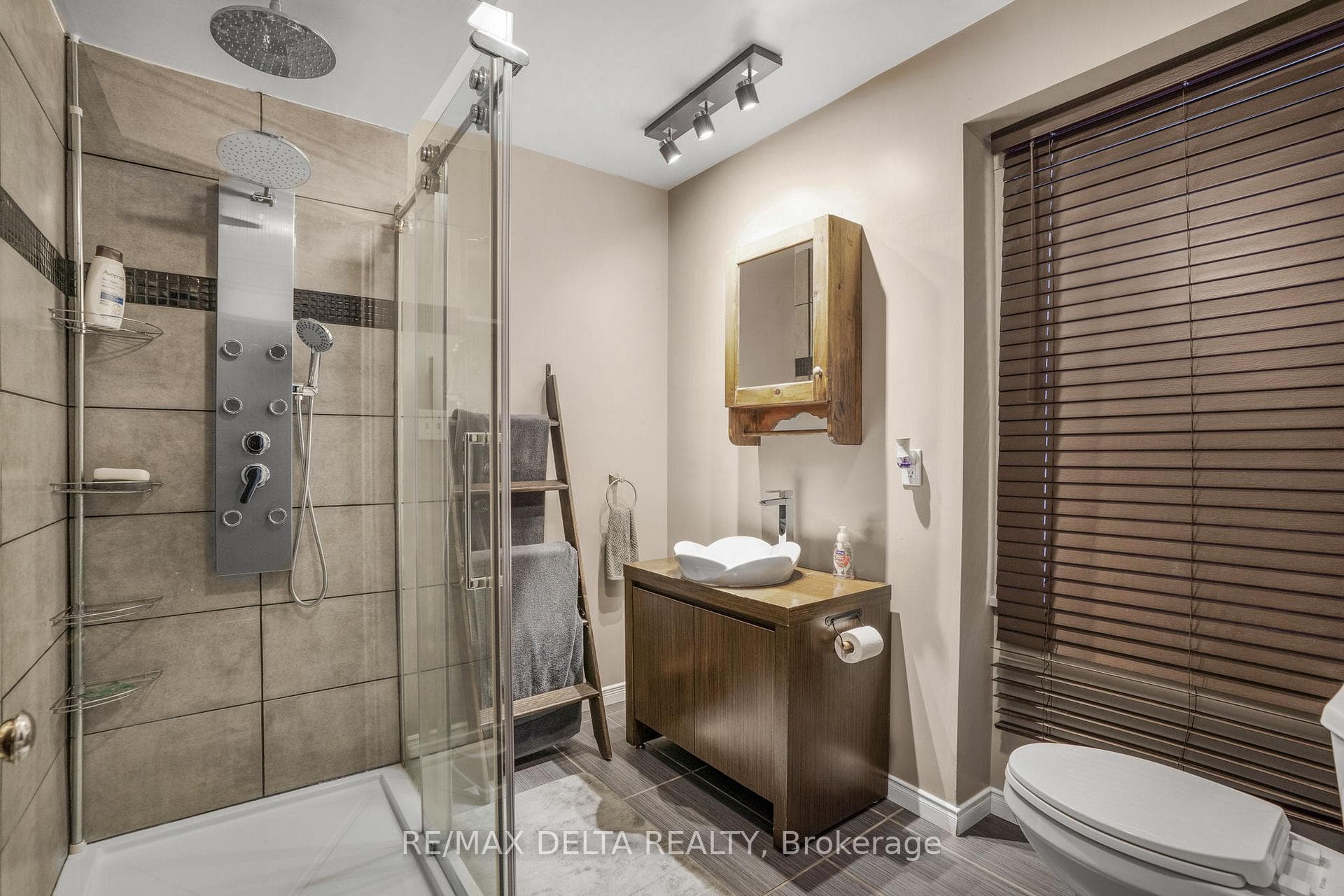 554 Allan Street photo 20