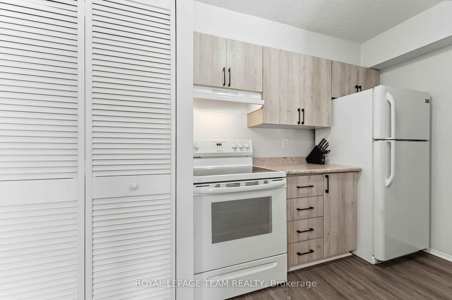 110 Forward Avenue Unit 203 photo 8