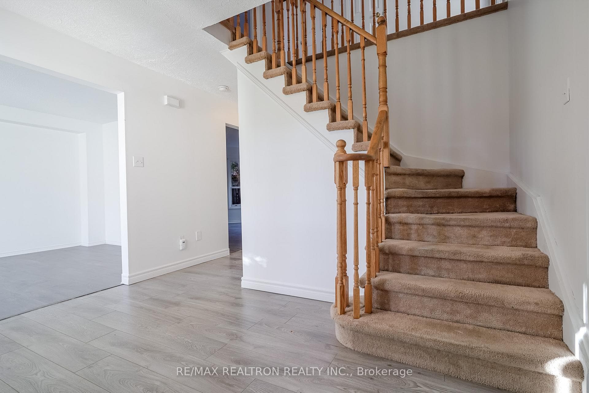 1069 Ripley Crescent photo 8