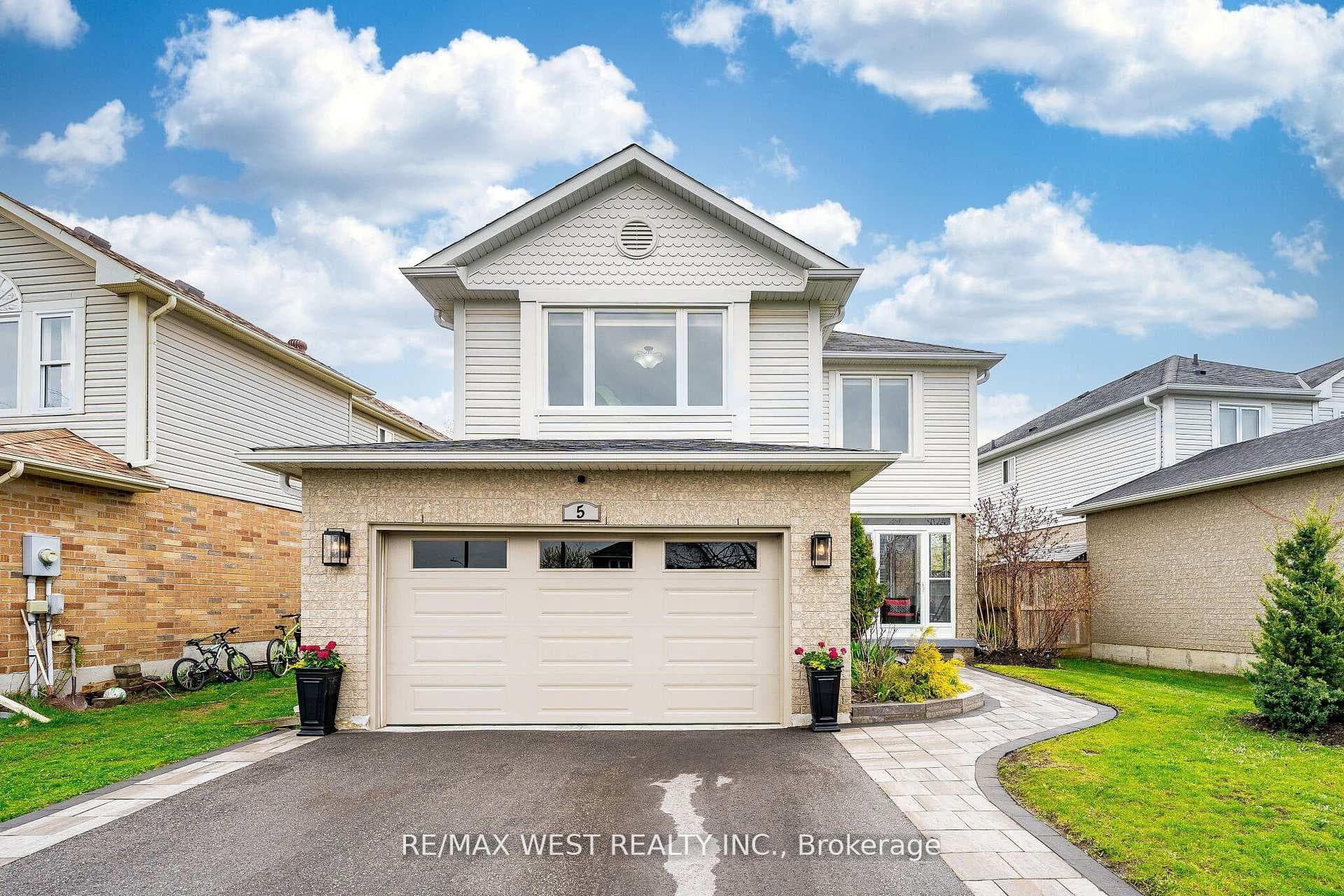 5 Moir Crescent photo 1