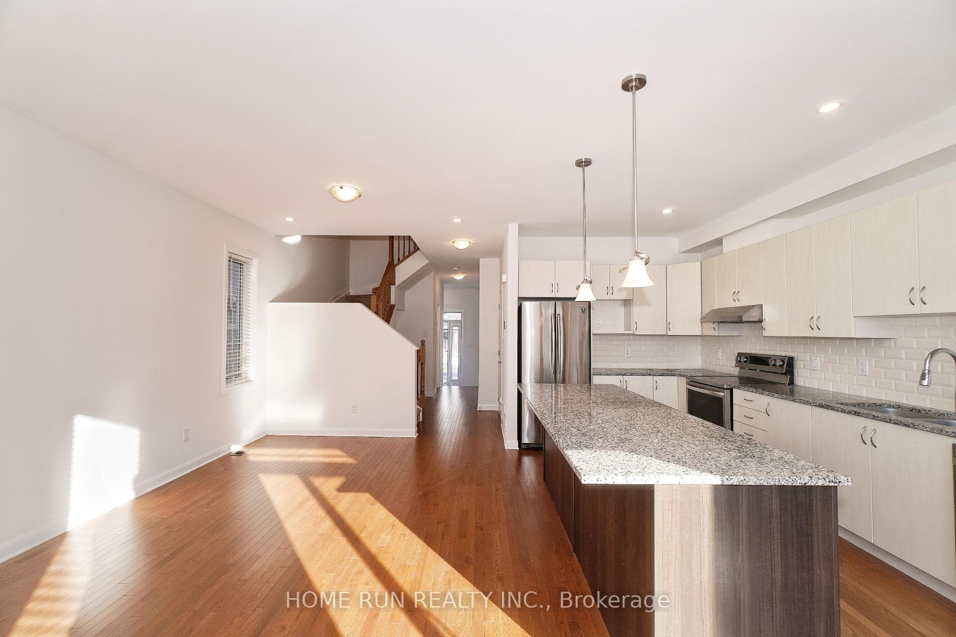 552 Clemency Crescent photo 5