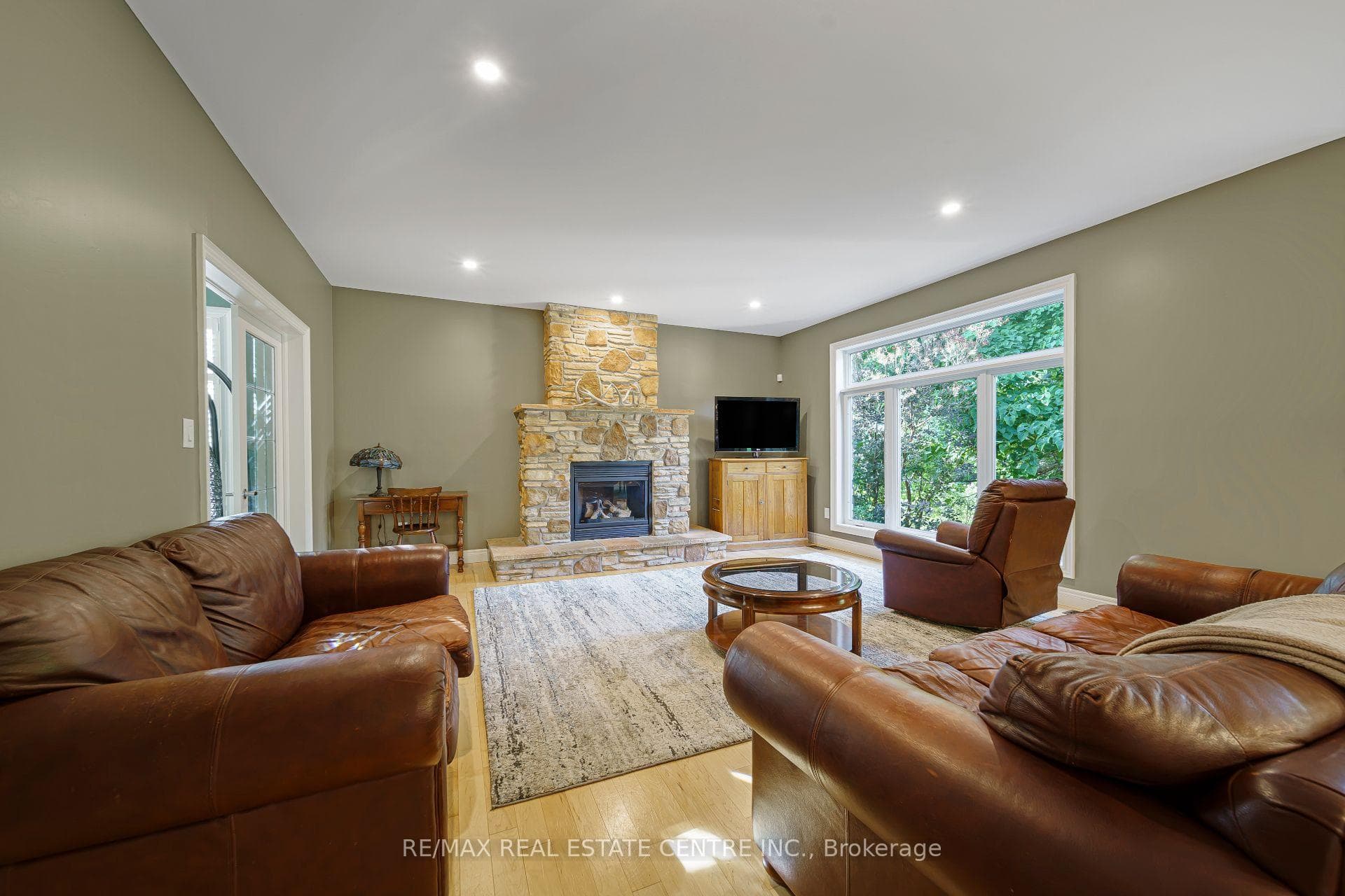 112 Dirksen Court photo 15