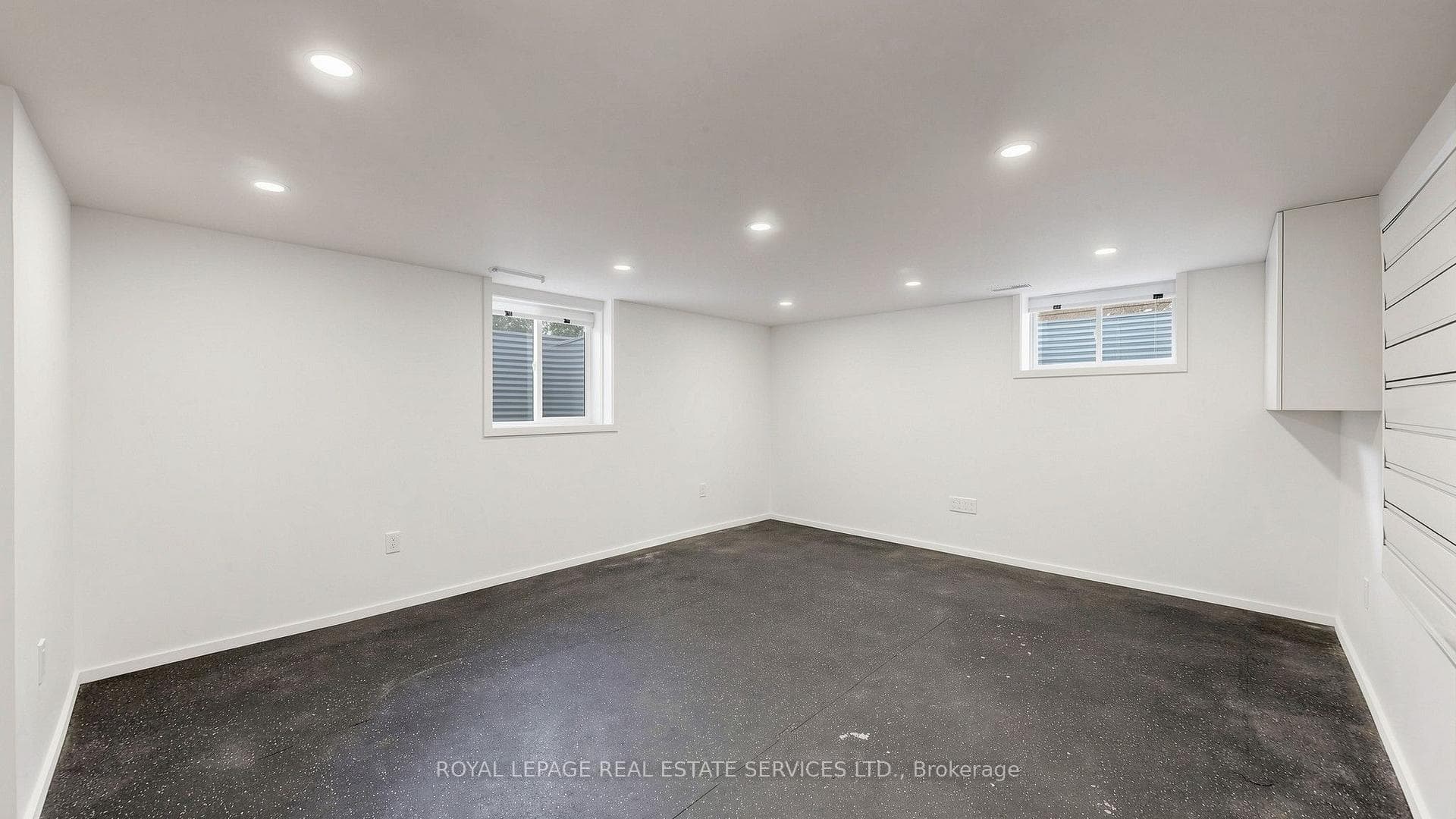 255 Oakwood Crescent photo 36