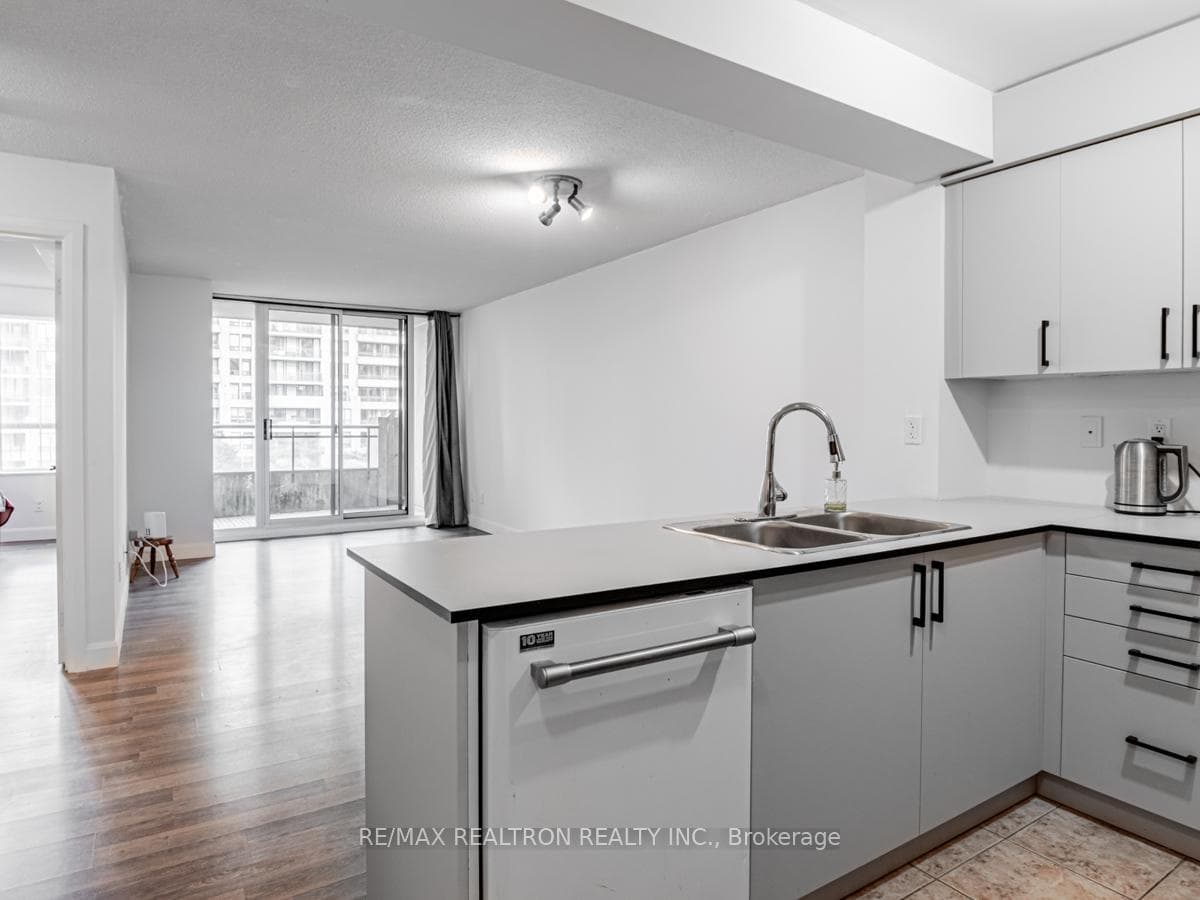 310 Red Maple Road Unit 306 photo 12