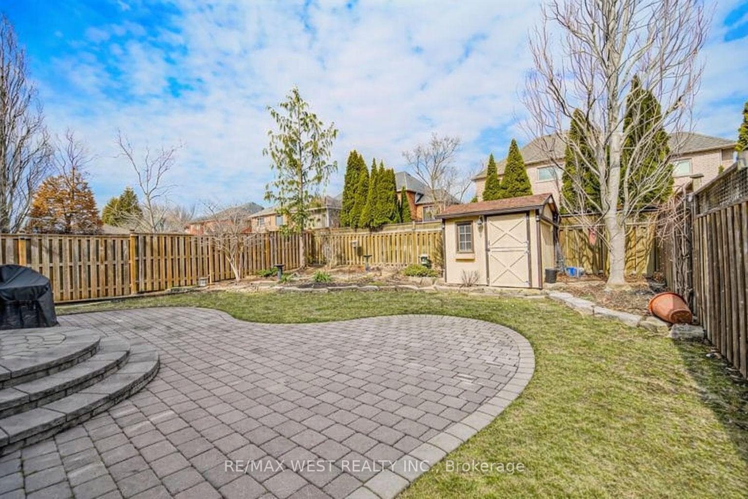 181 Thicket Crescent photo 17